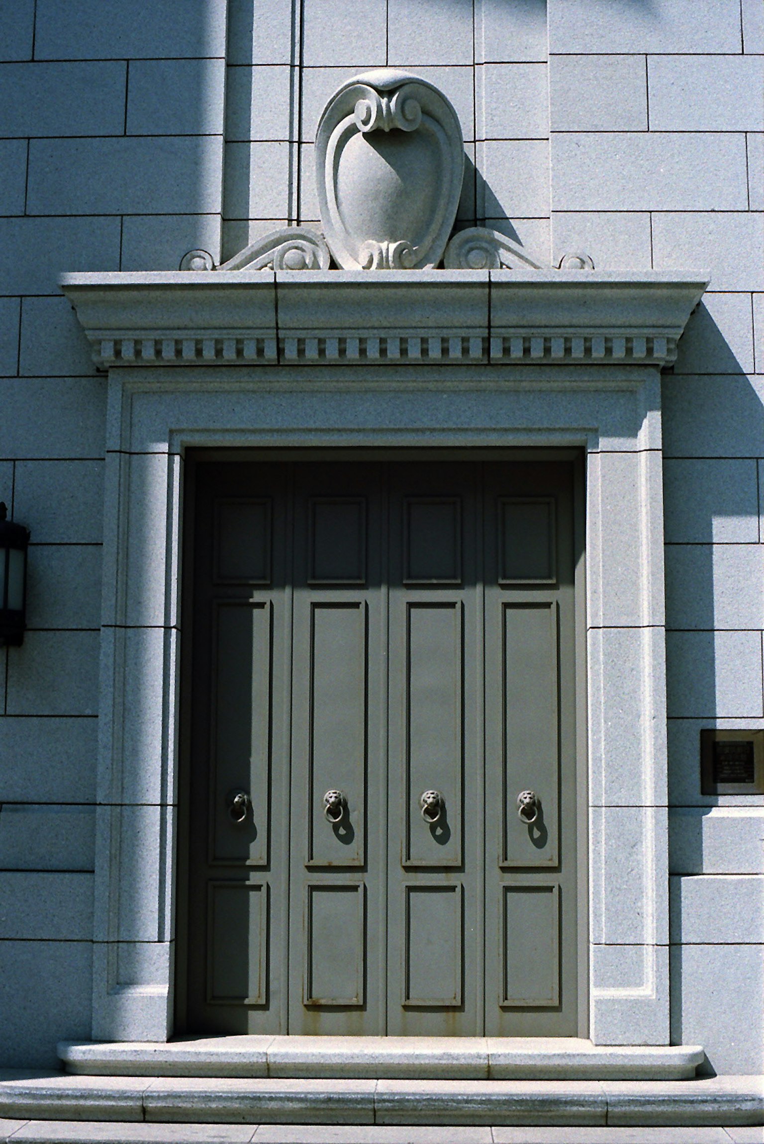 Grande porta decorativa con un arco e dettagli ornati sopra