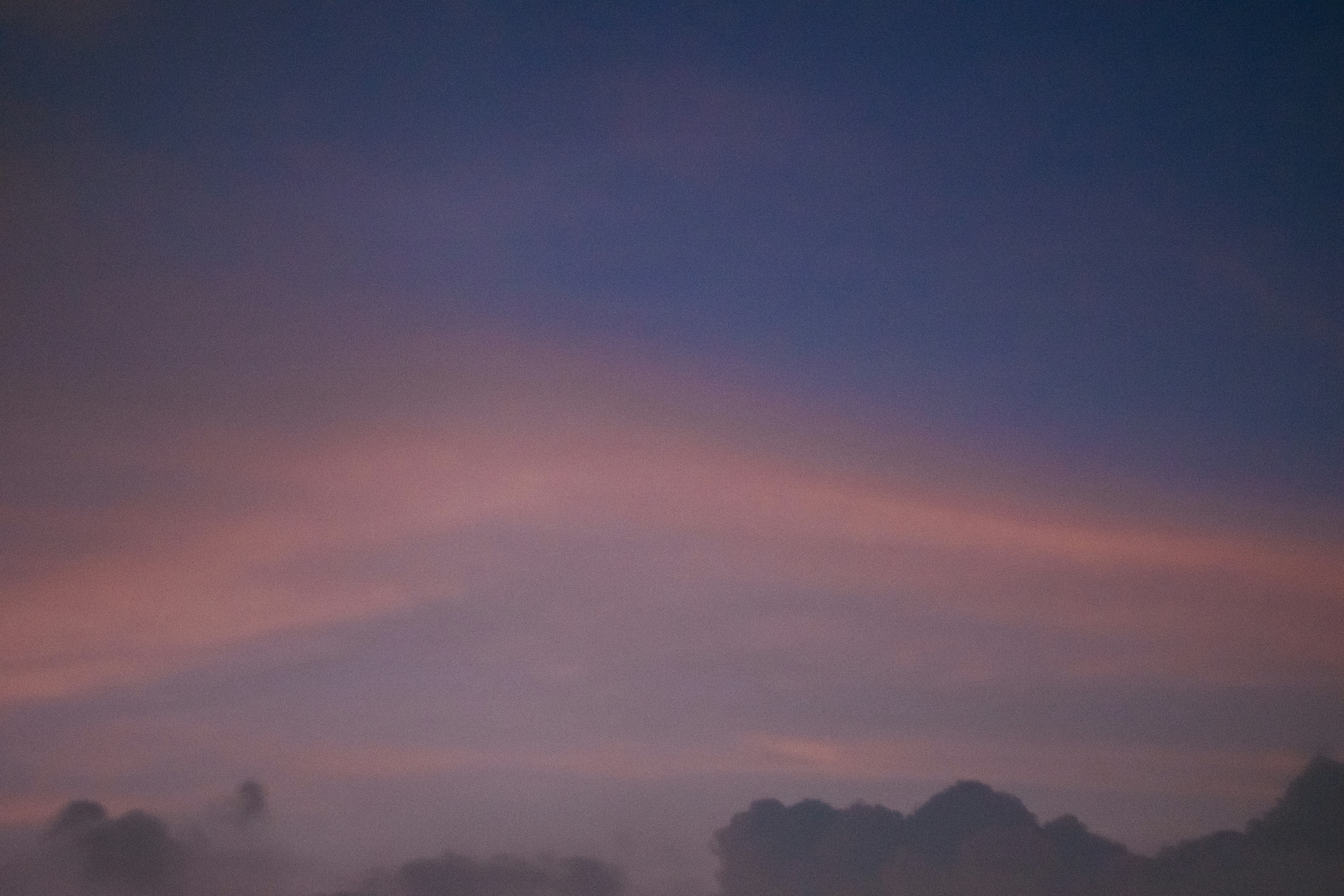 夕陽天空中的雲朵剪影