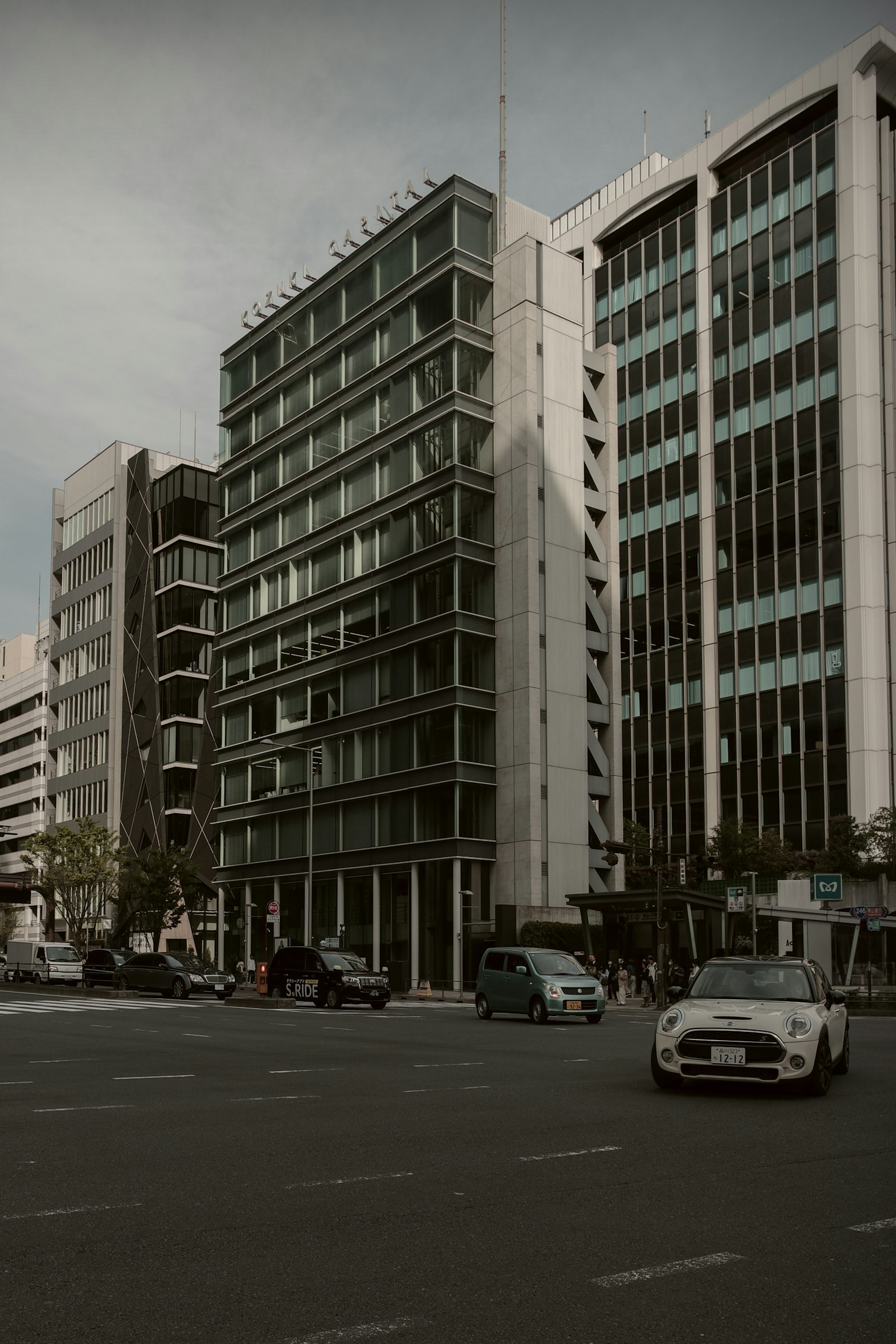 Paisaje urbano con edificios modernos y tráfico callejero