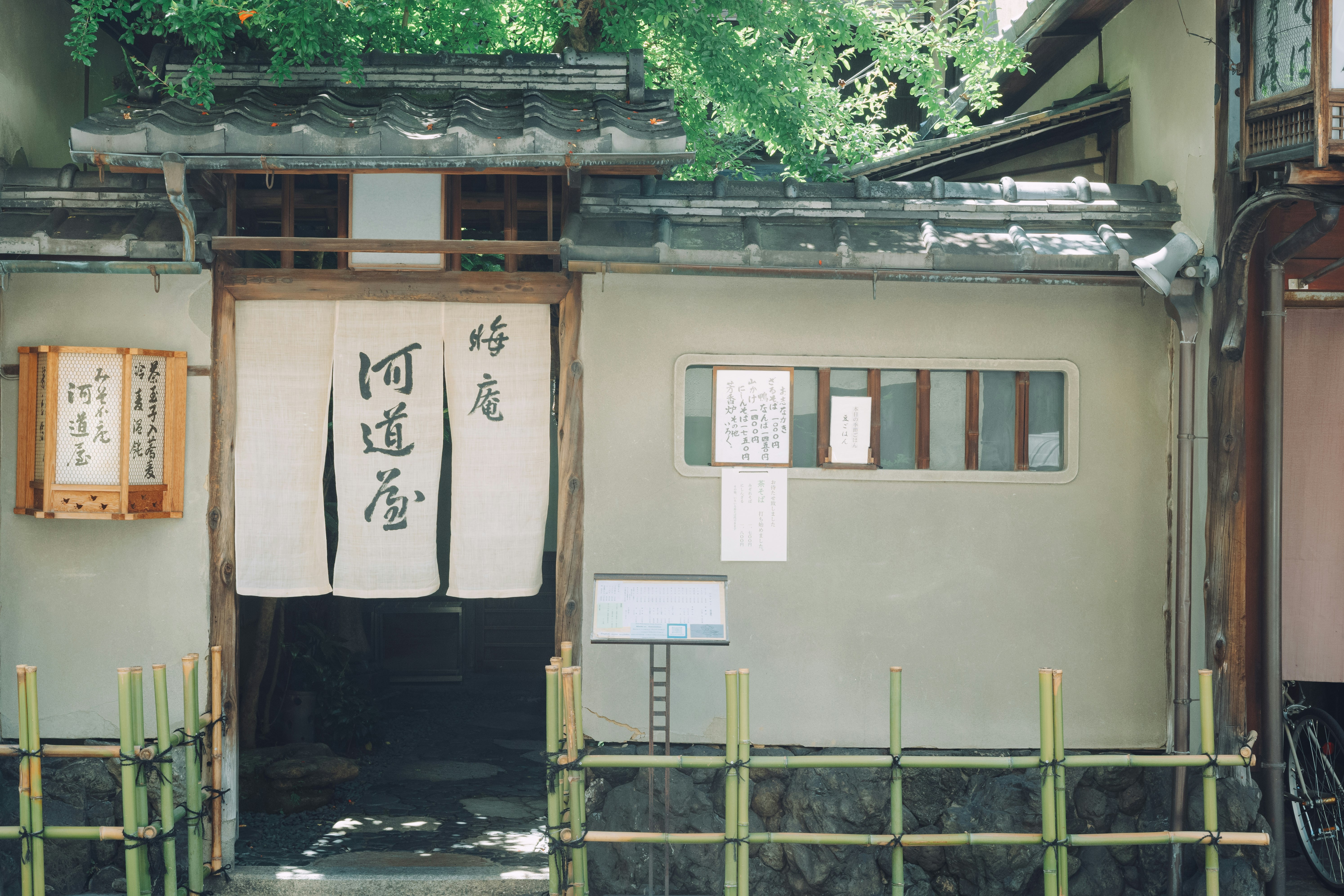 路地に面した和風の店先と提灯