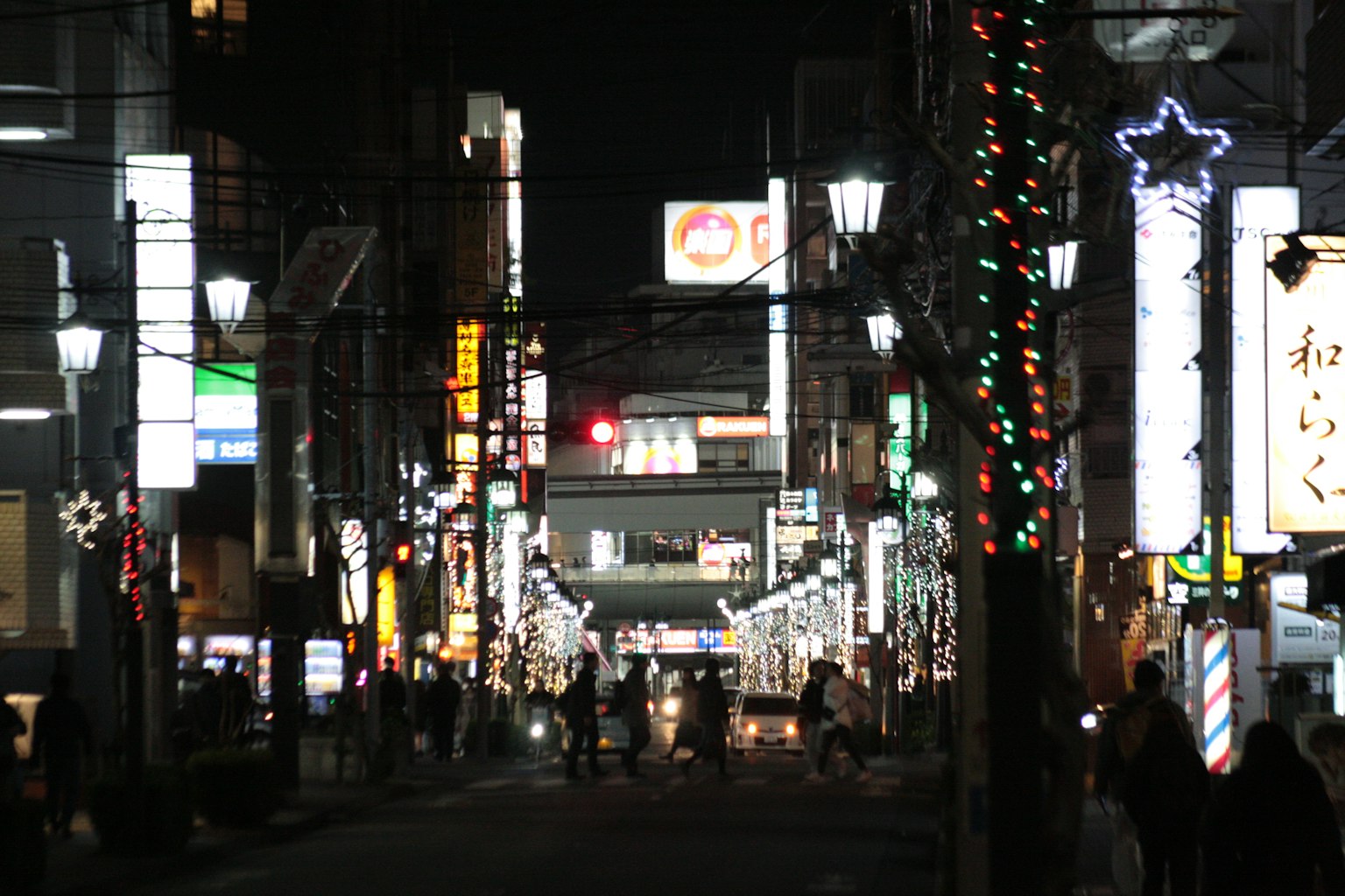 夜間城市街道被霓虹燈和人群照亮