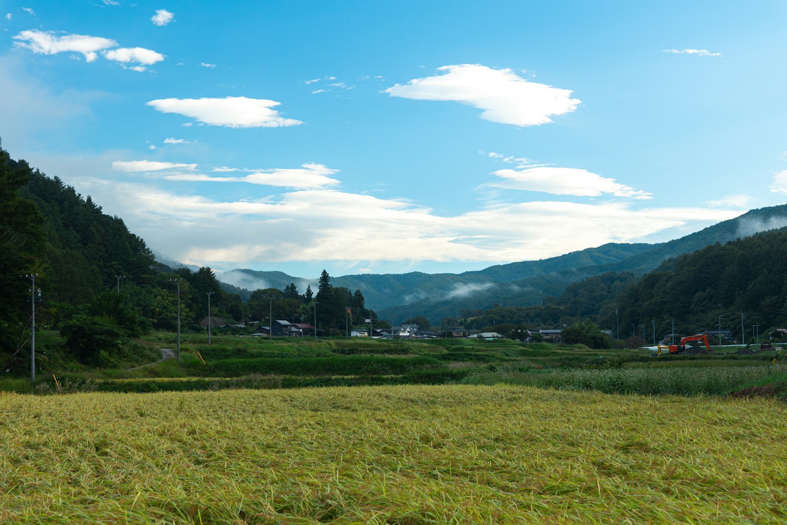 美丽的乡村风景，蓝天和白云环绕着山脉