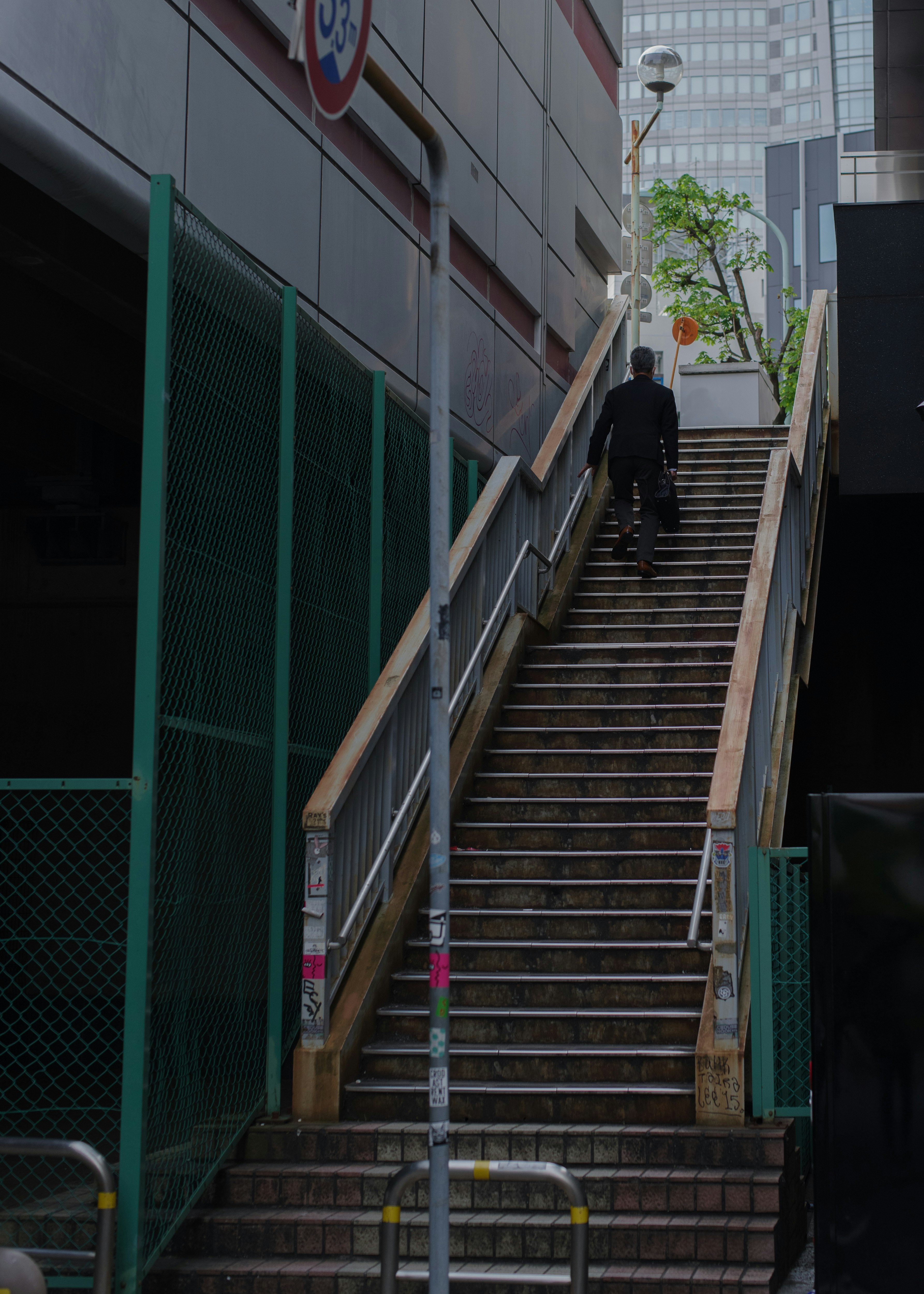 #NishiAzabuの路地に続く階段とビルの間の通路