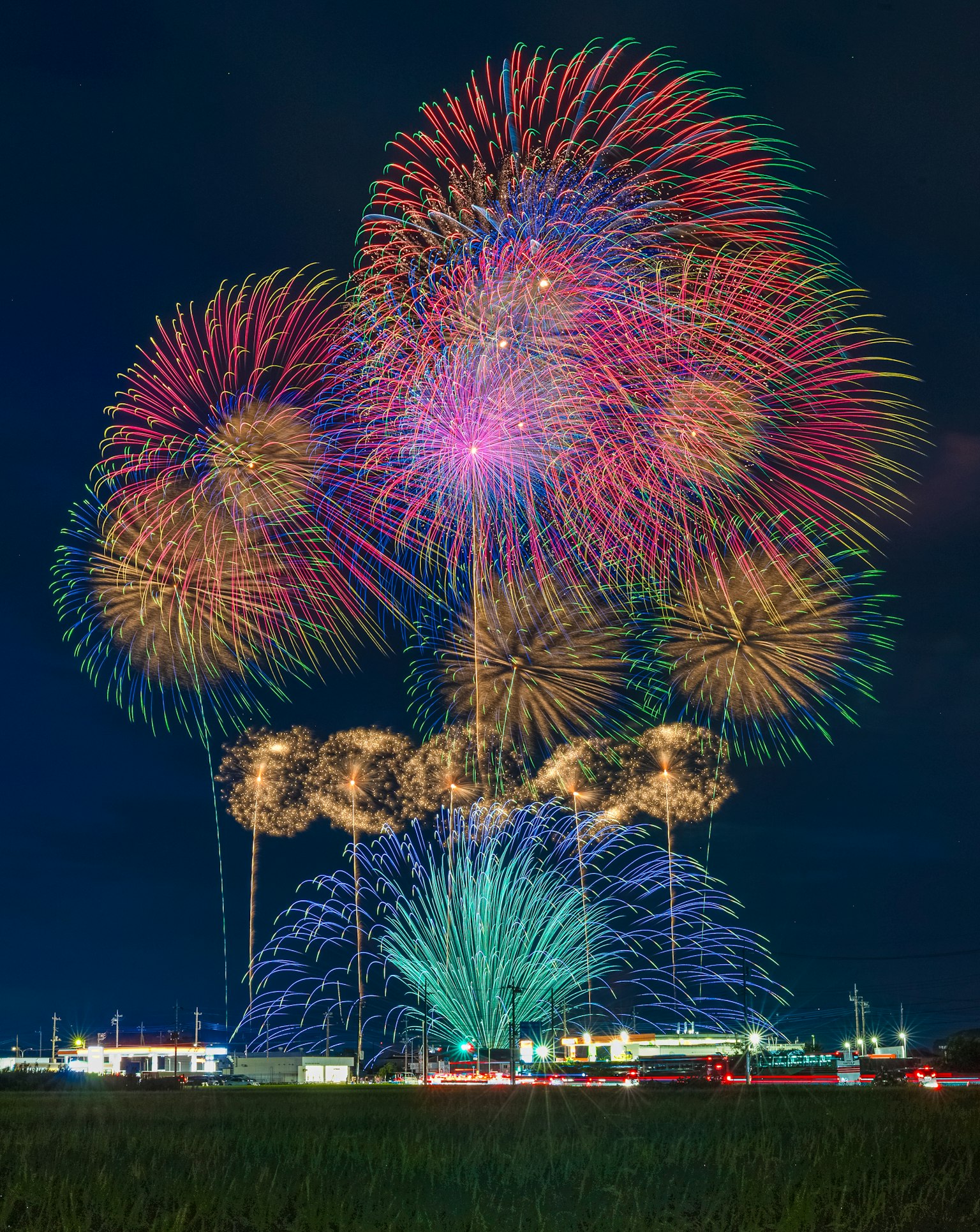 Màn trình diễn pháo hoa rực rỡ chiếu sáng bầu trời đêm