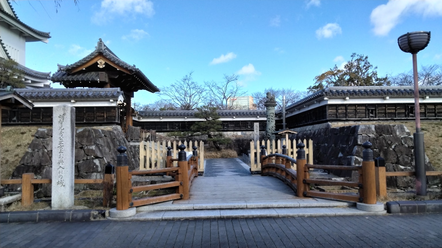 展示美丽桥梁和传统建筑的日本风景