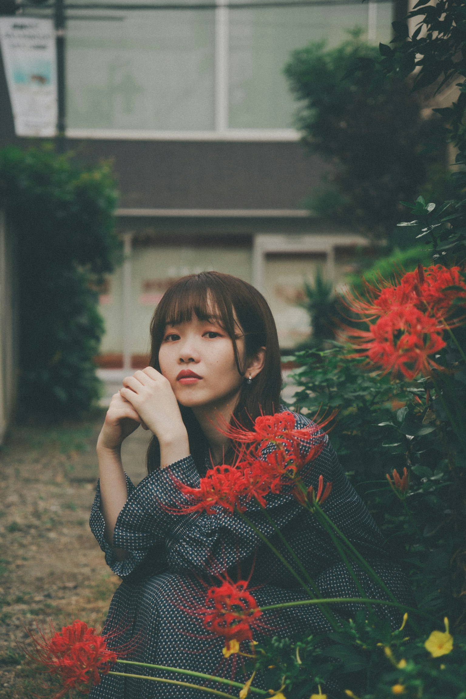 一个被红花包围的沉思女性