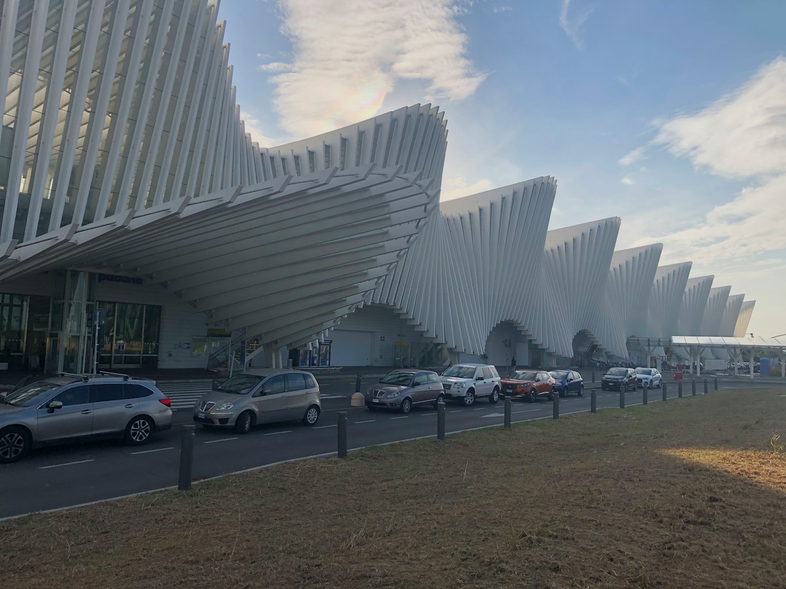 現代建築設計，具有波浪狀的白色結構