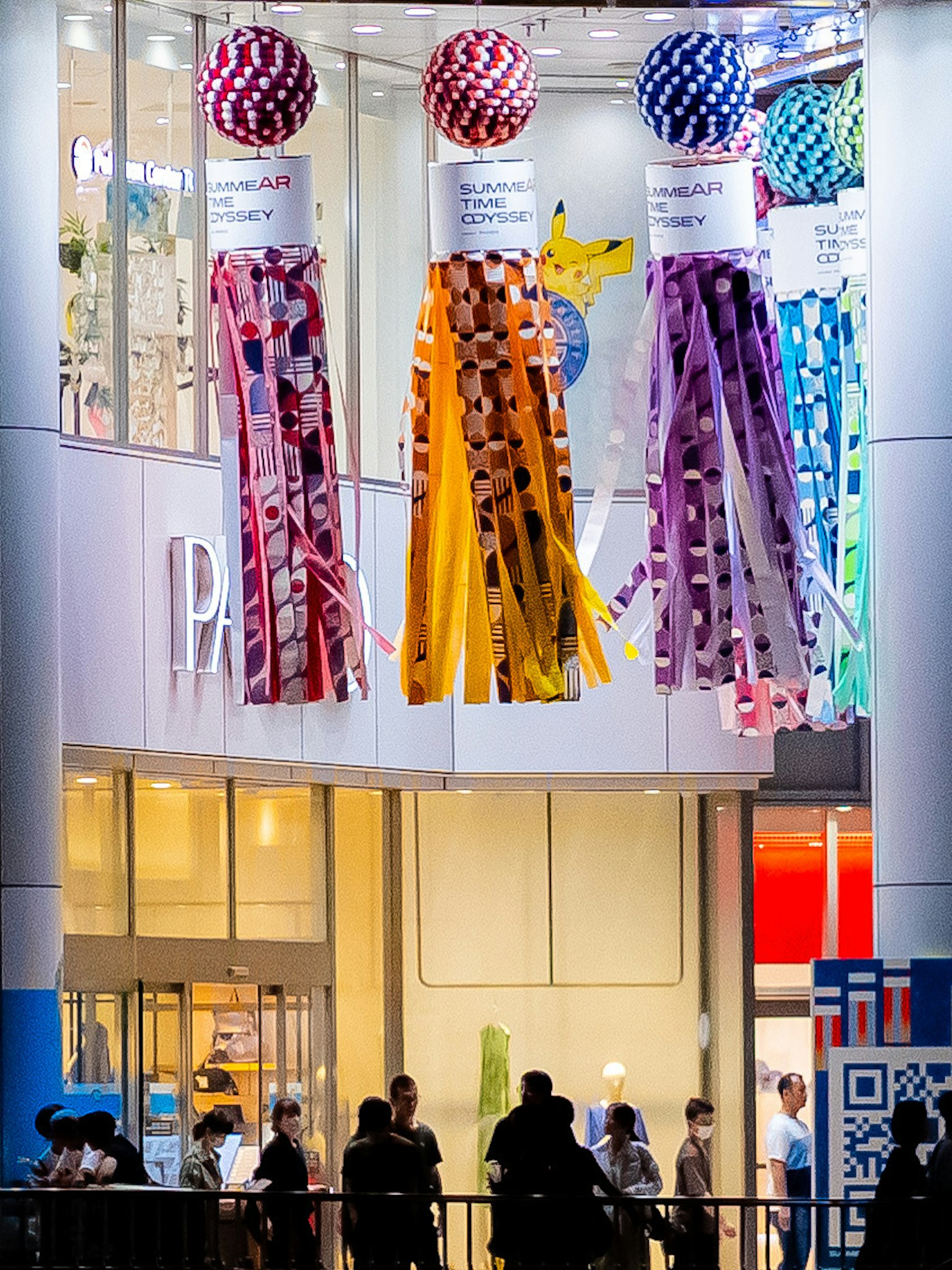 Objek dekoratif berwarna-warni yang digantung di pintu masuk pusat perbelanjaan