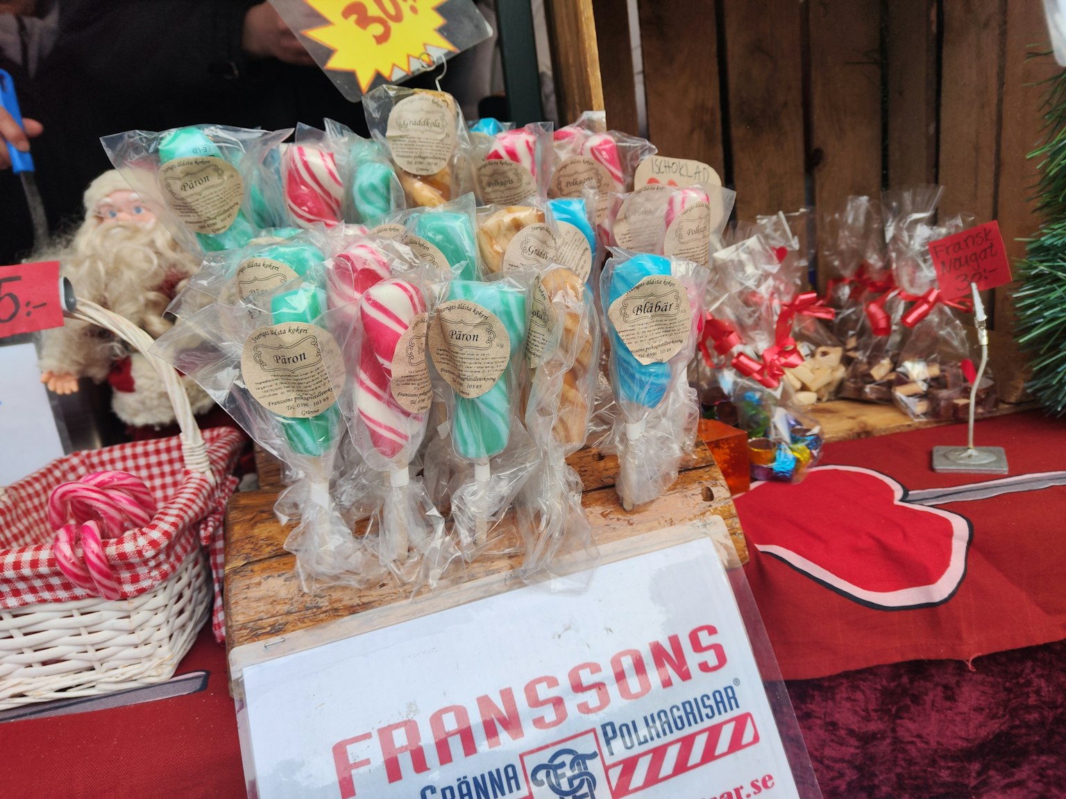 Caramelle colorate avvolte in plastica trasparente esposte in un banco del mercato