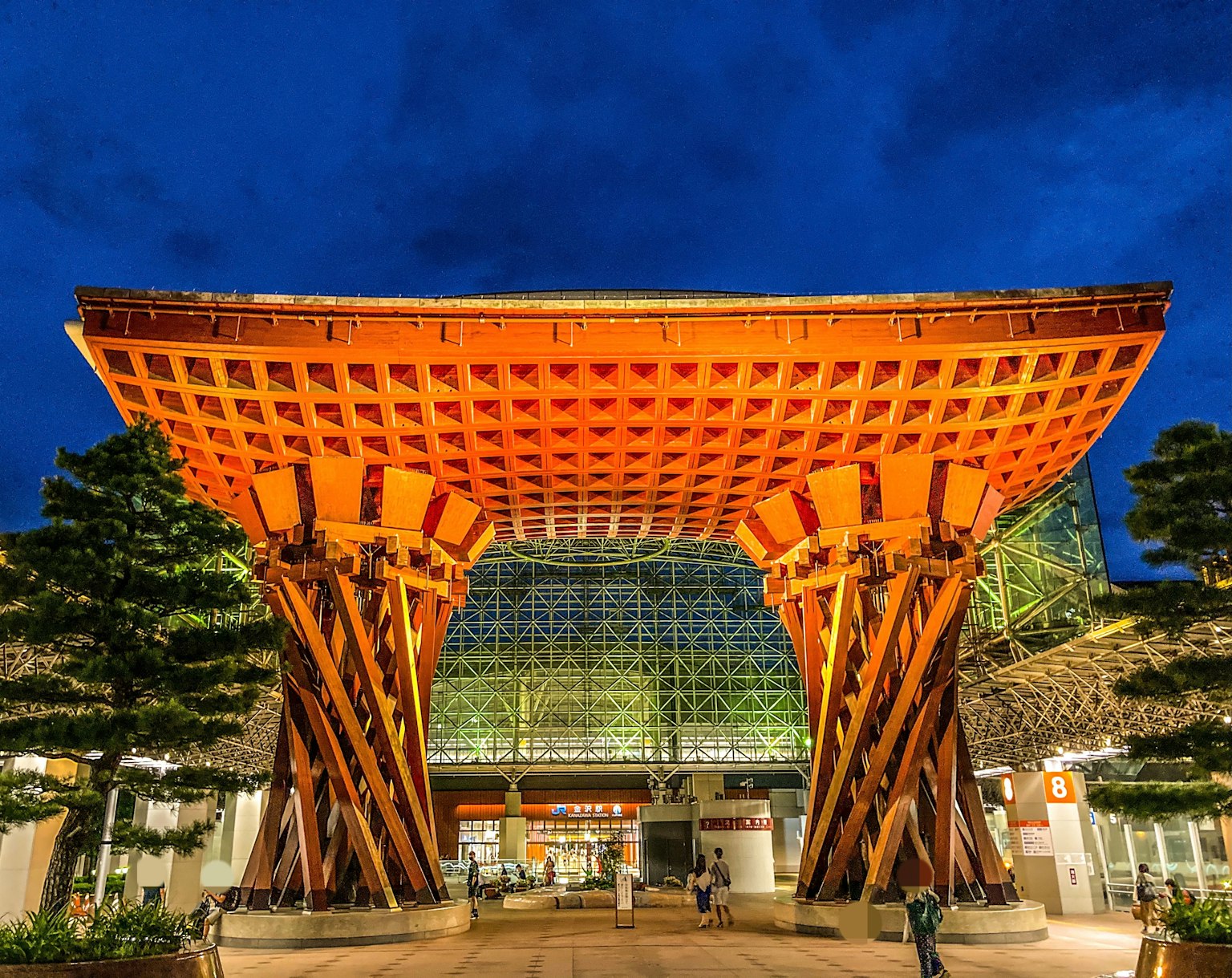 在夜空下，传统日本建筑与现代设计的融合