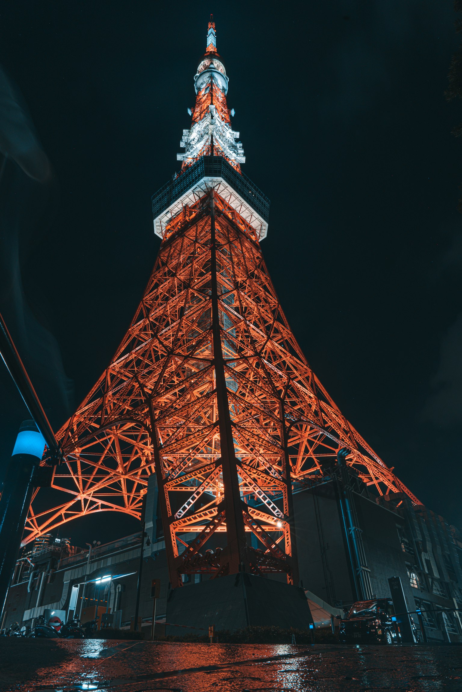 東京塔夜景橙色照明與戲劇性角度