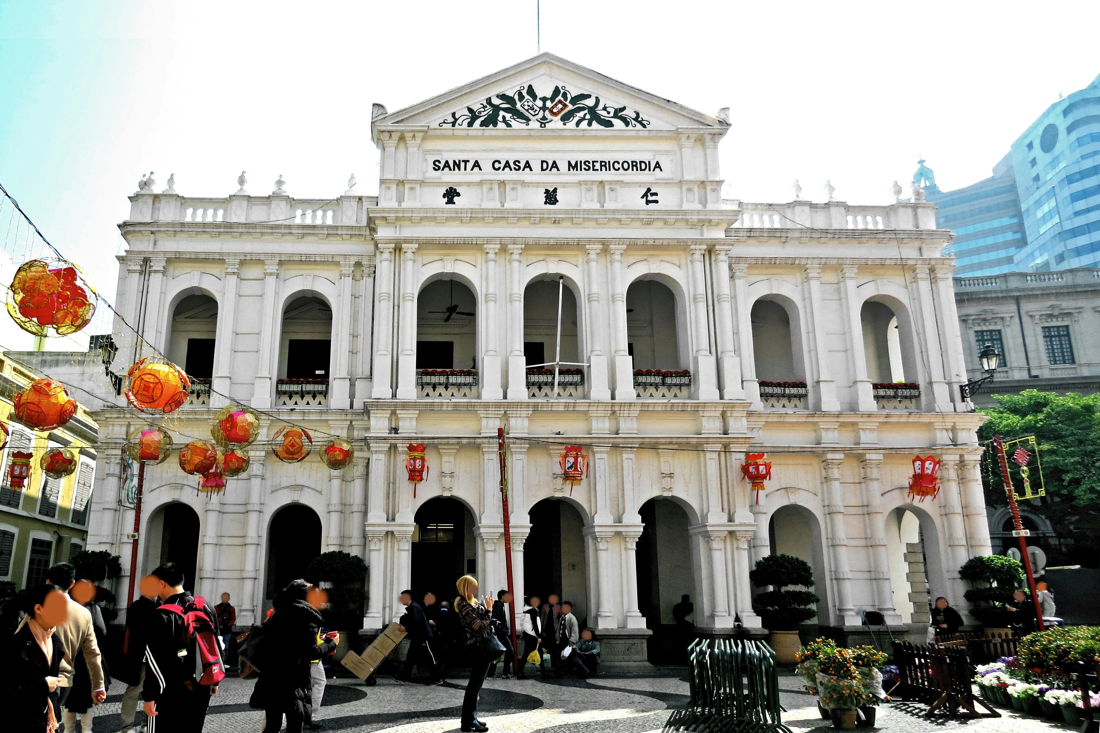 城市广场上白色拱券建筑立面与行人