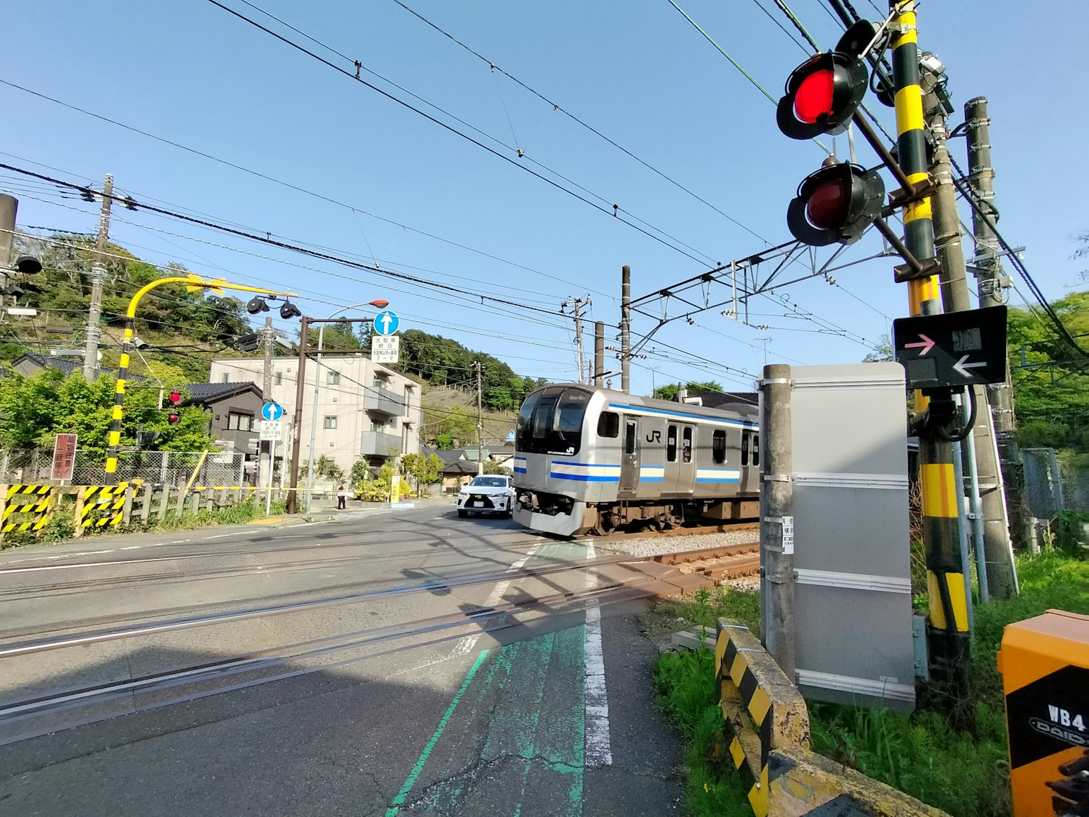 รถไฟผ่านสี่แยกที่มีสัญญาณไฟแดง