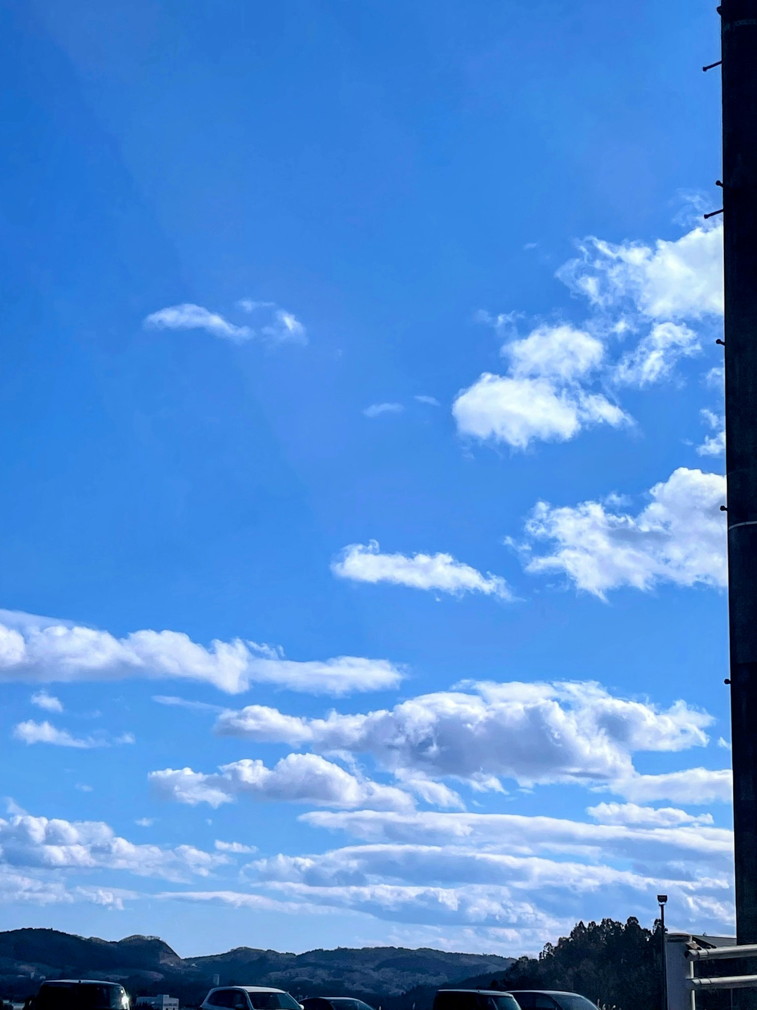 Ciel bleu clair avec des nuages blancs duveteux