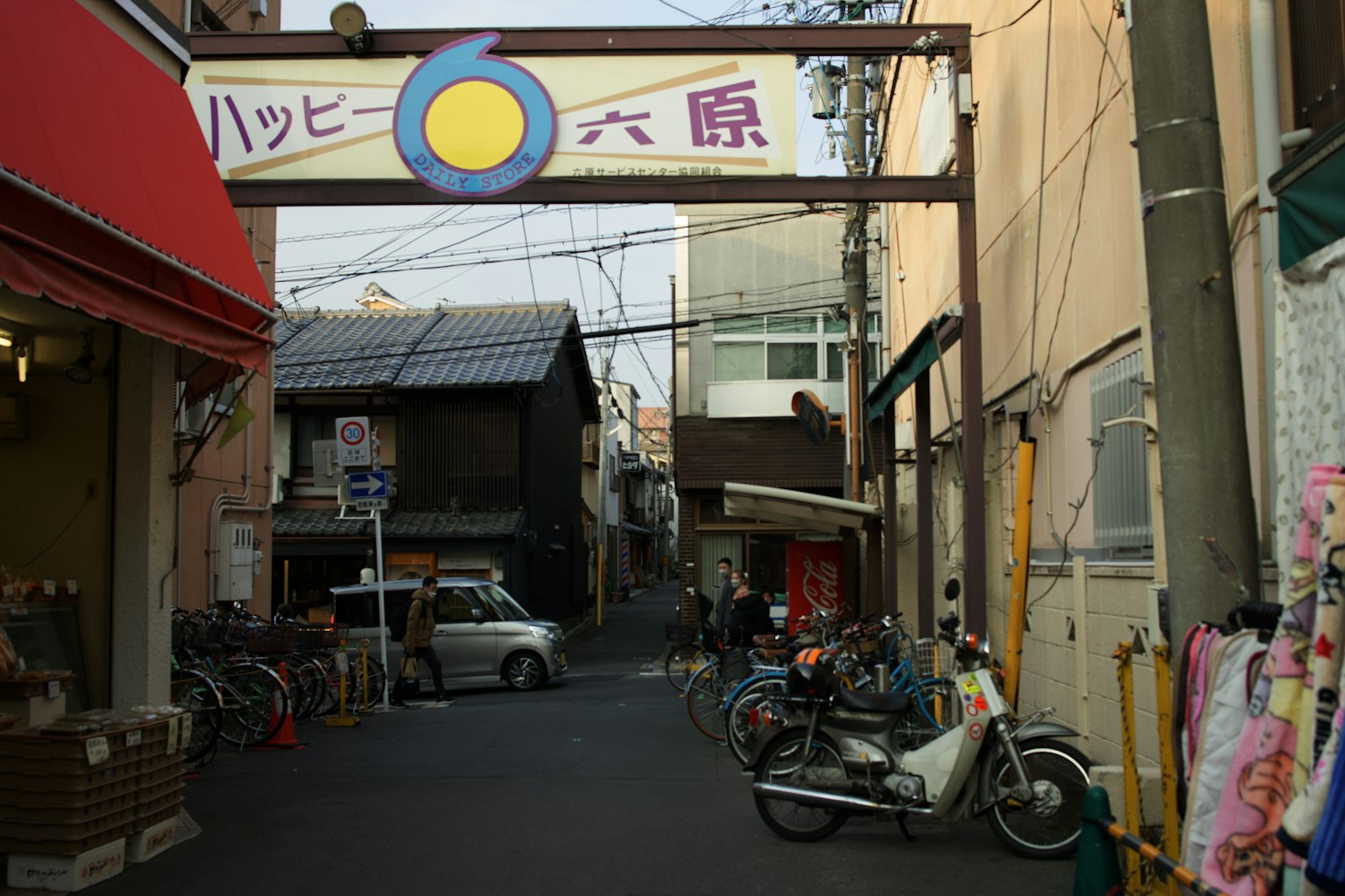 复古购物街入口处的拱形标志和停放的摩托车