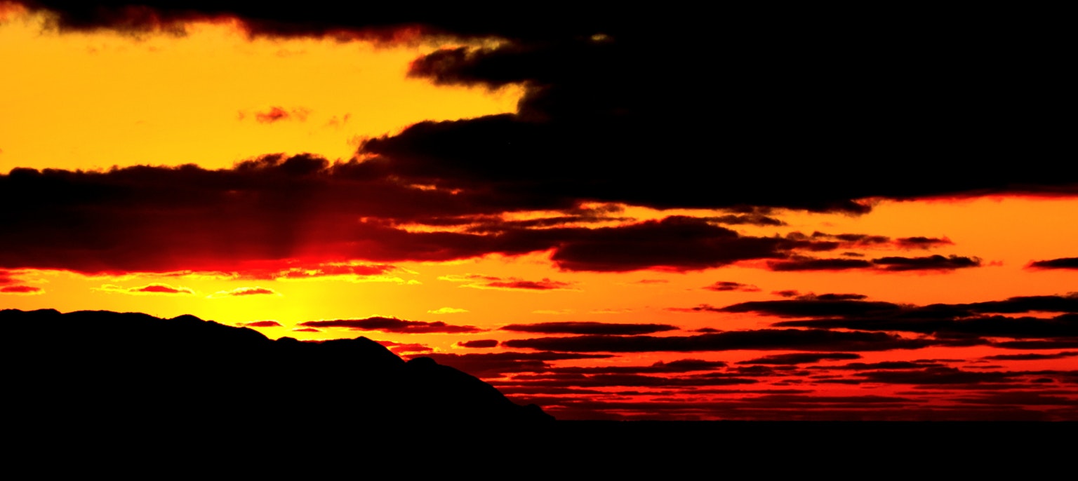 Stupendo tramonto con nuvole rosse vivaci