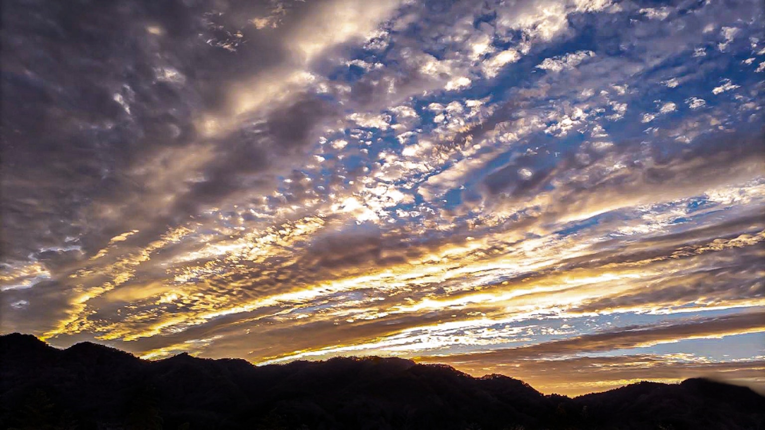 Wunderschöner Sonnenuntergangshimmel über einer Berglandschaft