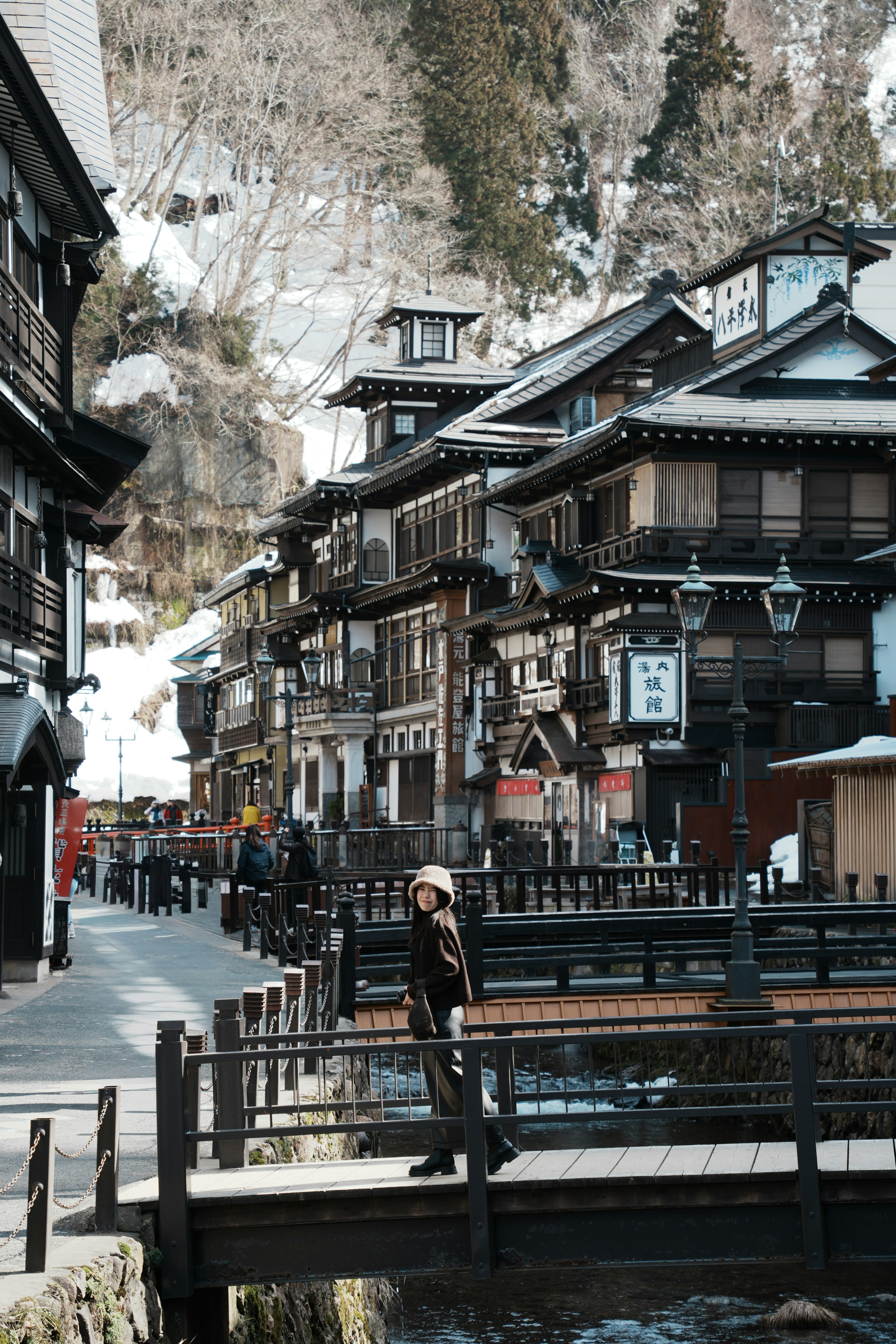 銀山温泉の雪景色の石段と旅館街の通り