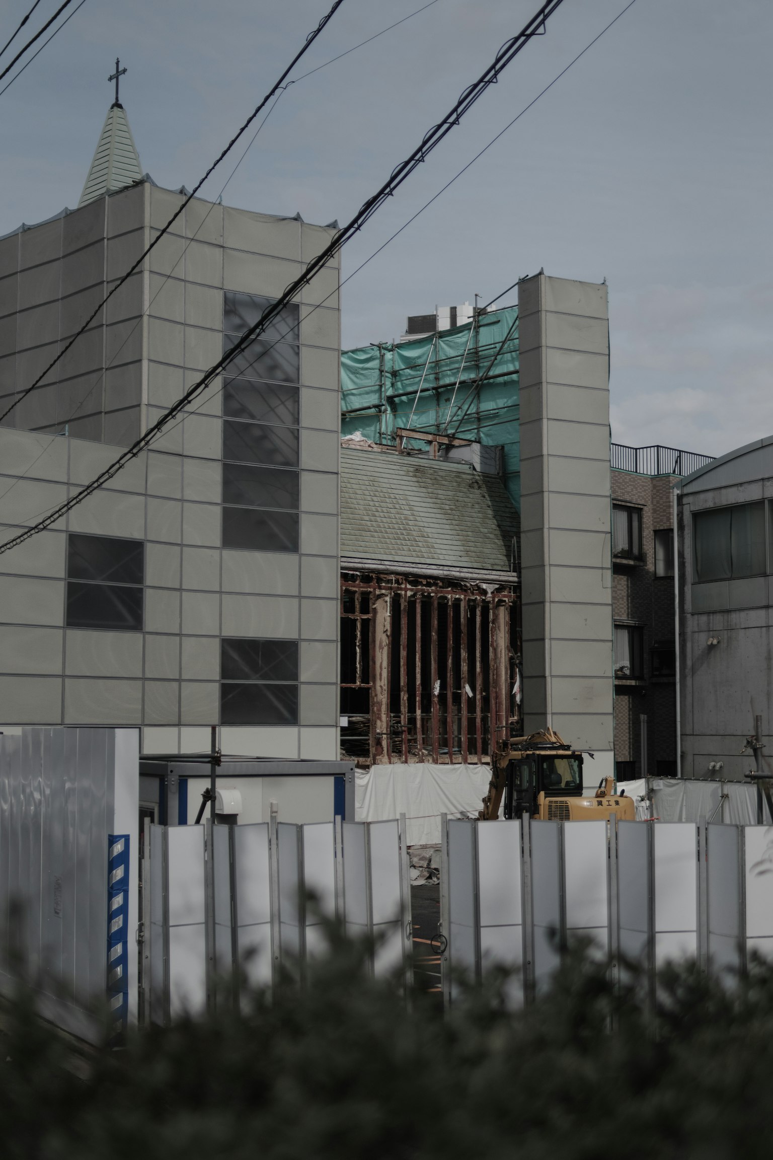 Bâtiment moderne en construction avec un chantier environnant
