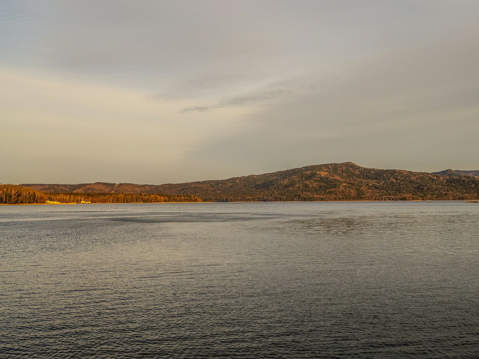 Ruhige Seenoberfläche mit einer ruhigen Berglandschaft
