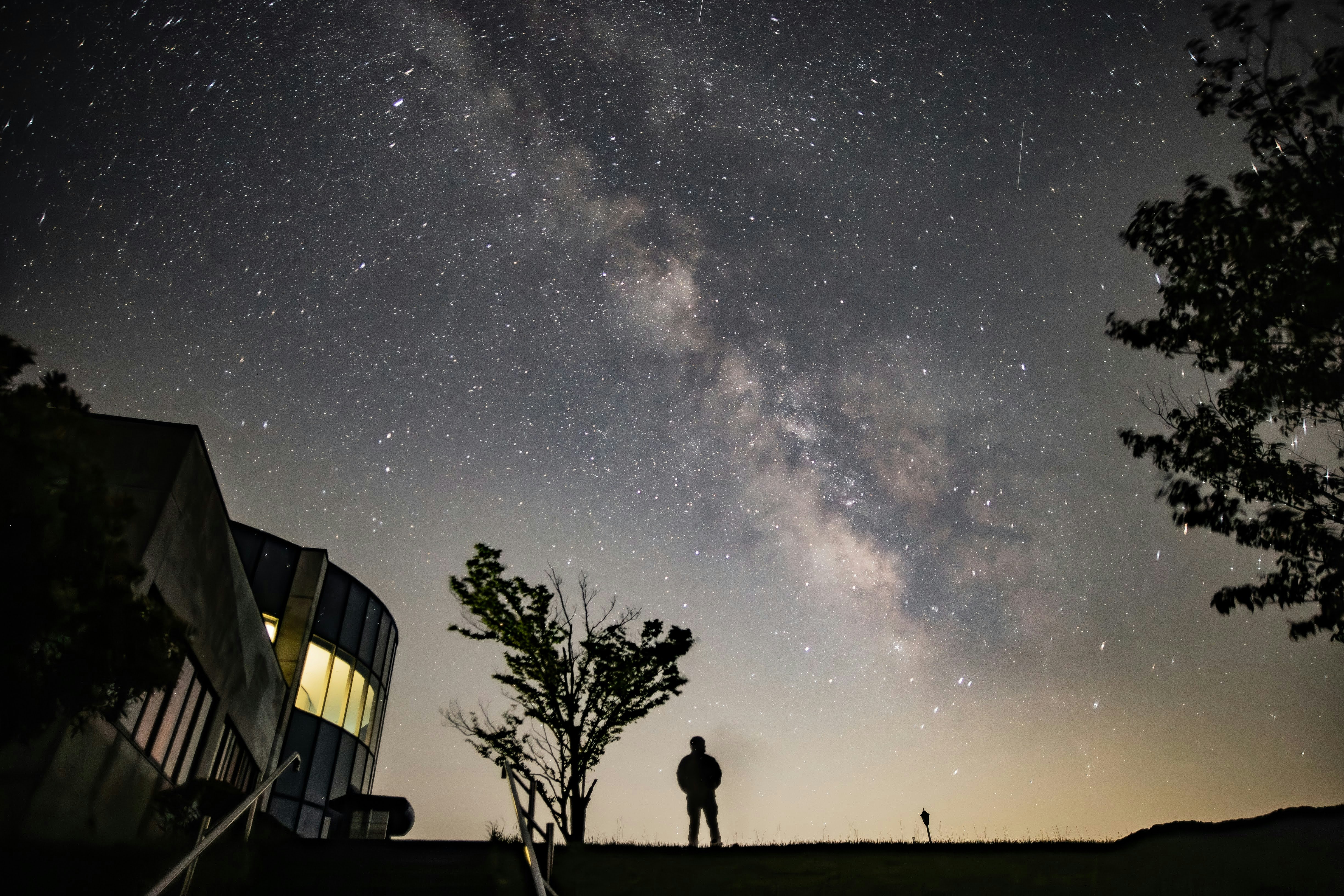ciel nocturne étoilé avec une silhouette en promenade