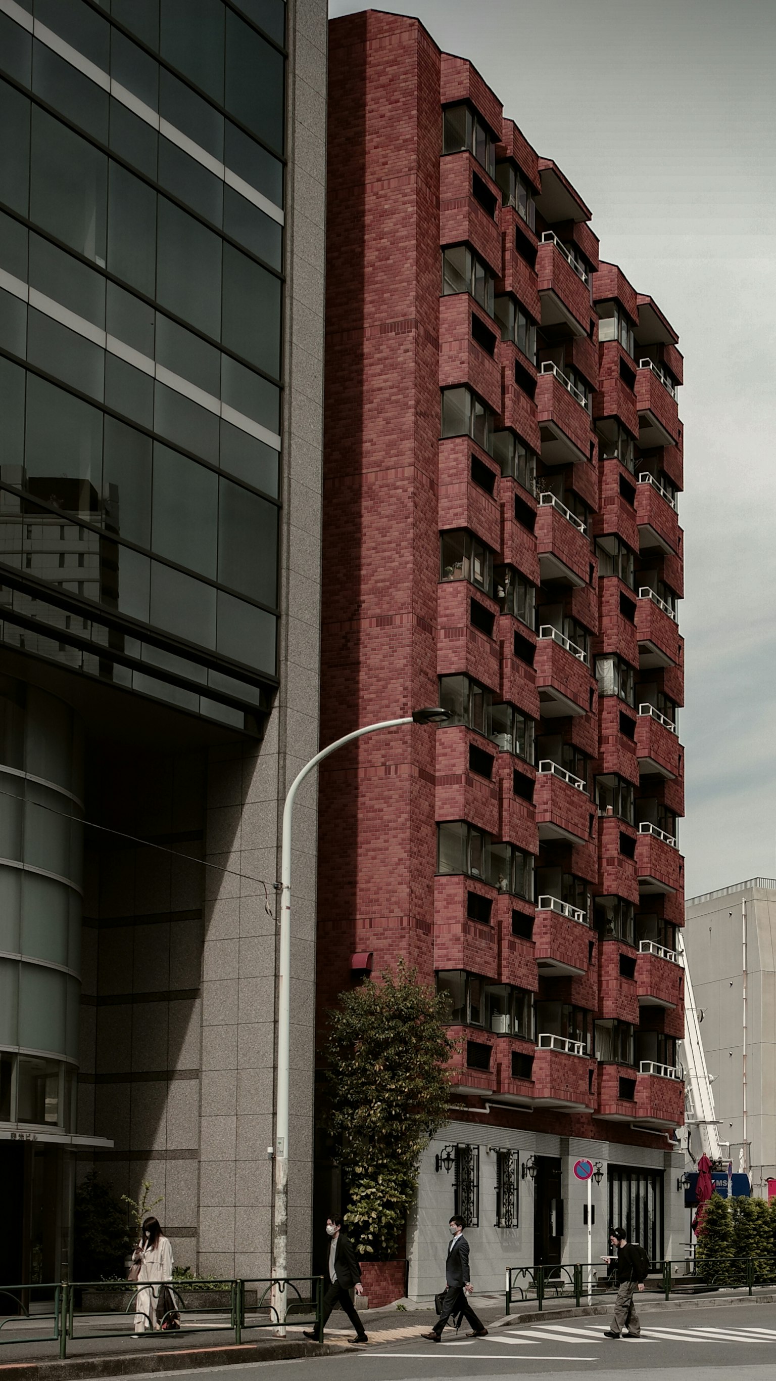 街景展示一座獨特建築設計的紅色公寓大樓