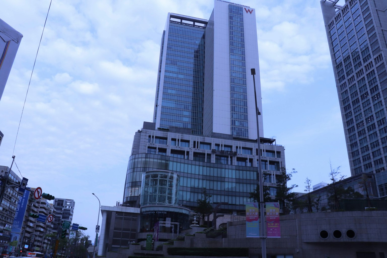 现代摩天大楼与蓝天的城市景观