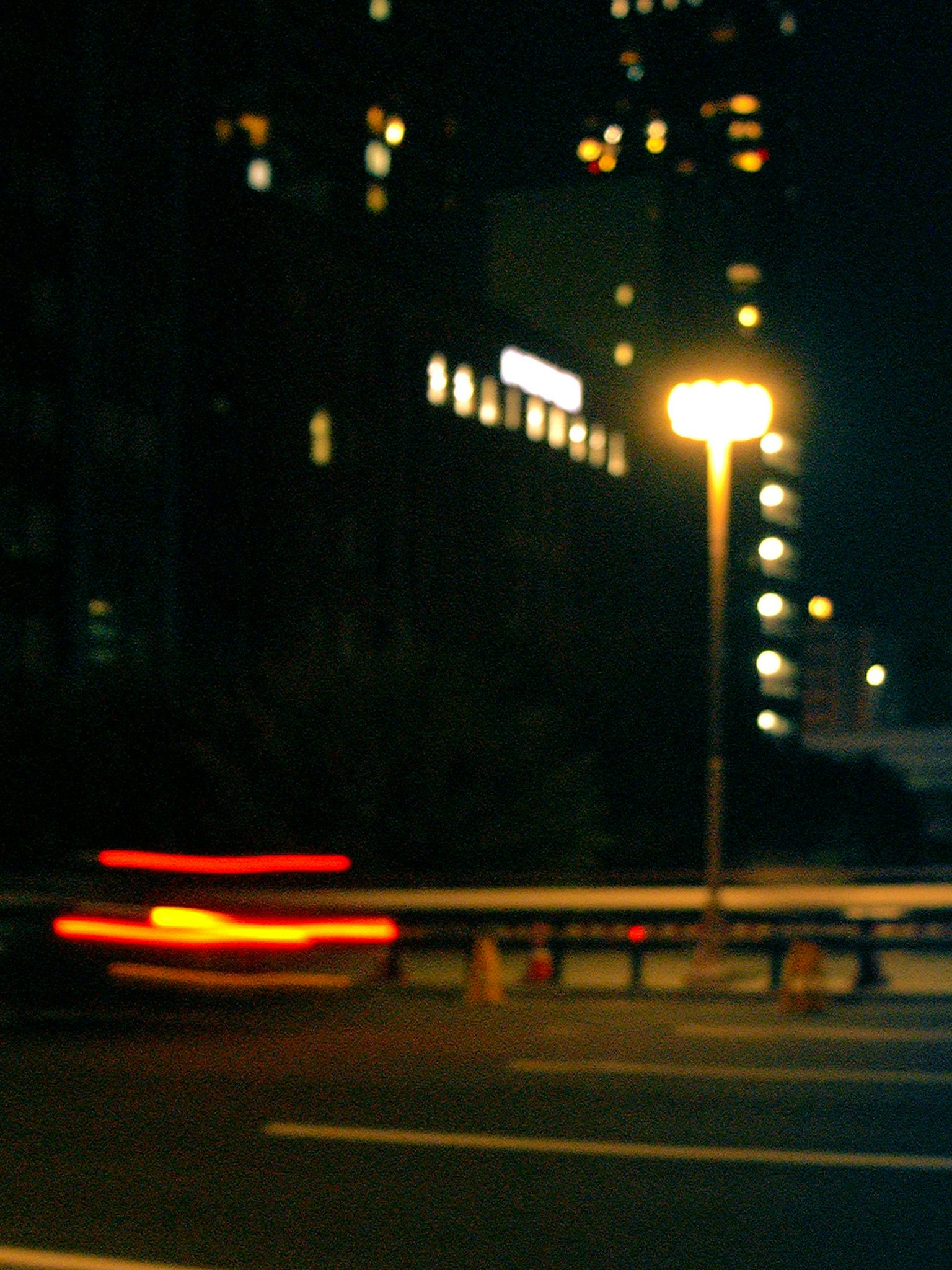 夜間城市風景，街燈和汽車尾燈發光