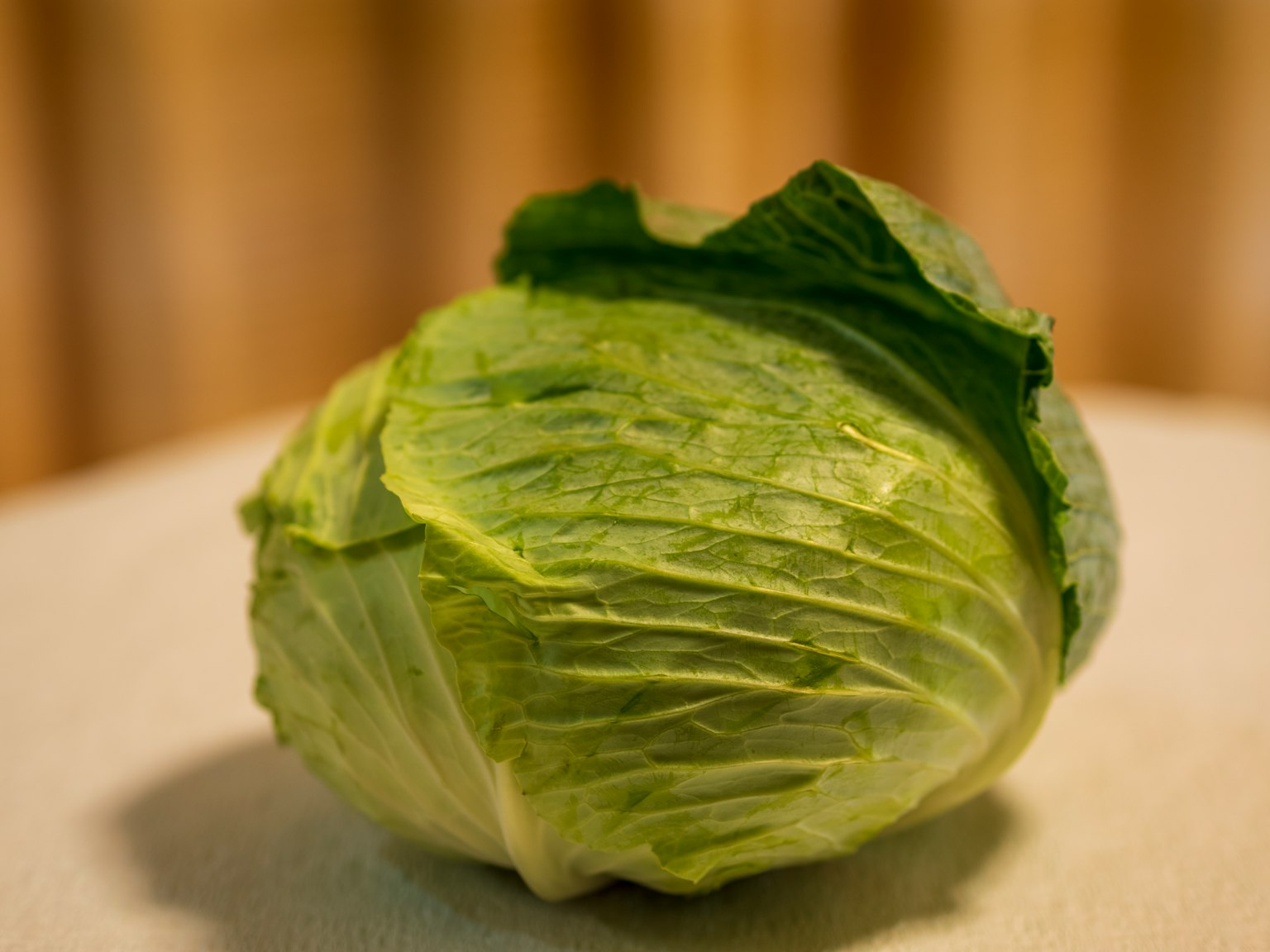 Image d'un chou vert frais vu de côté