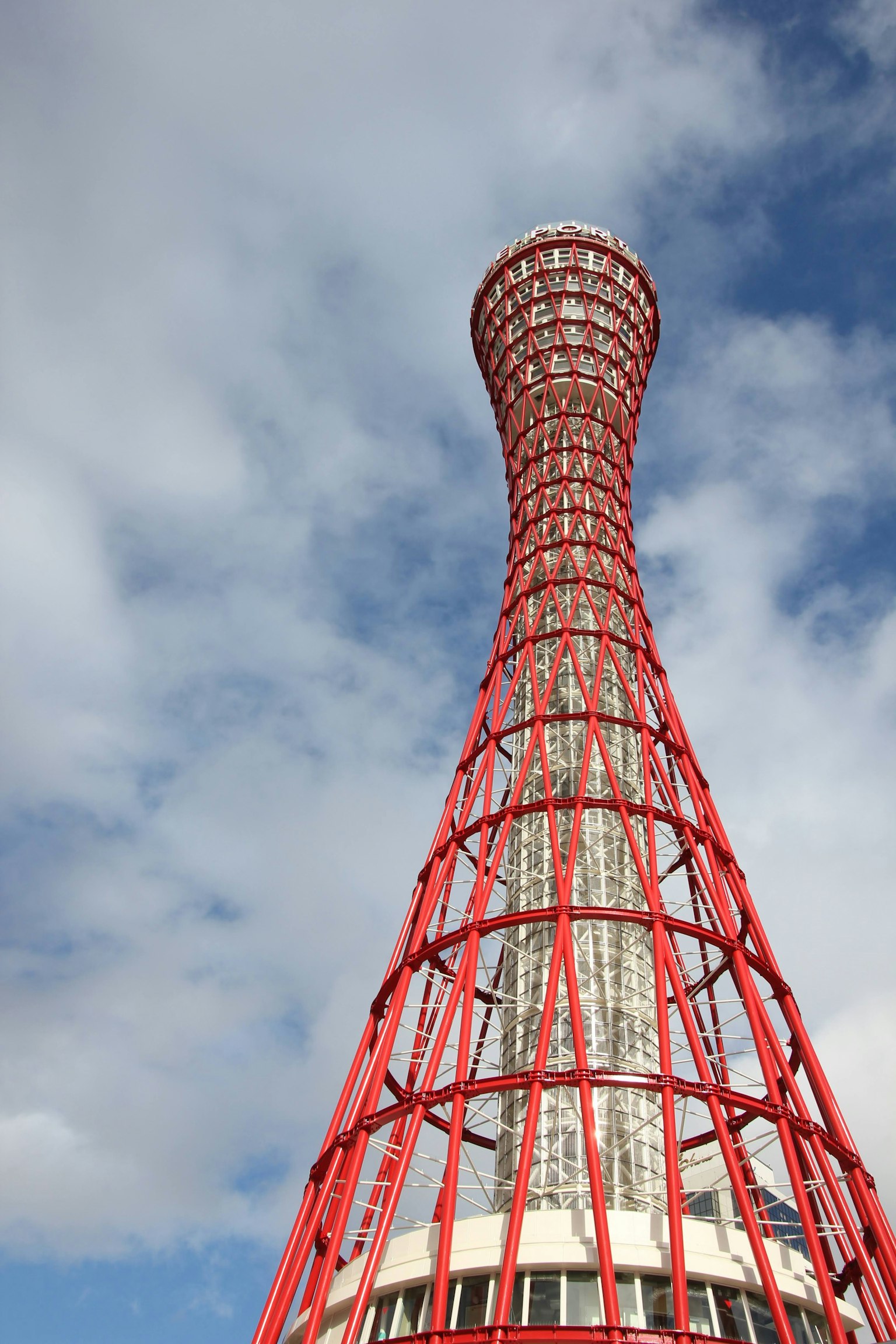 Menara Pelabuhan Kobe dengan struktur merah di bawah langit biru