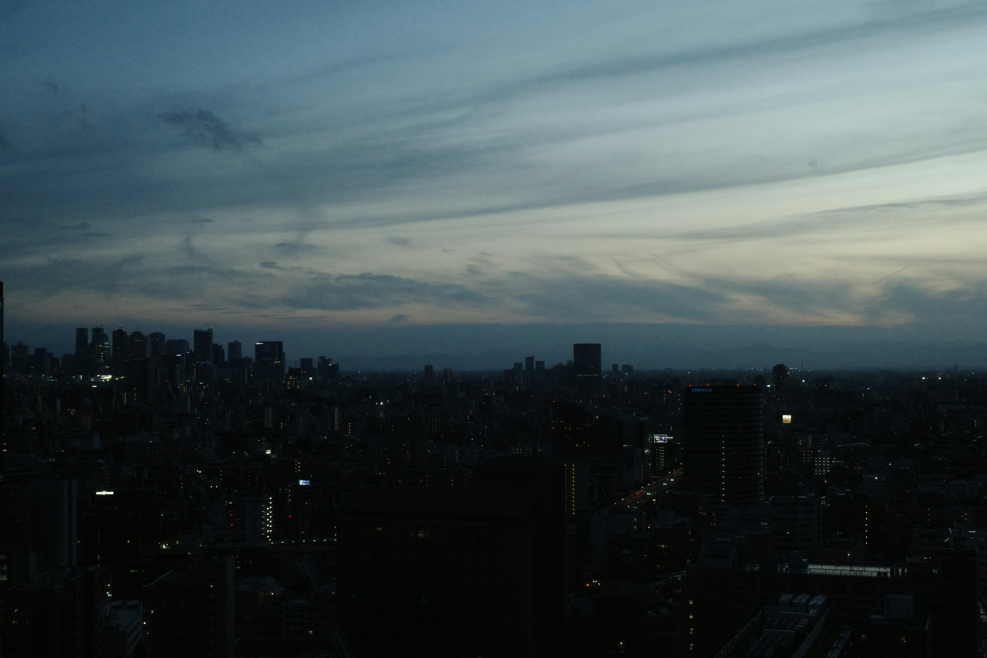 夜景の街並みと雲の広がる空