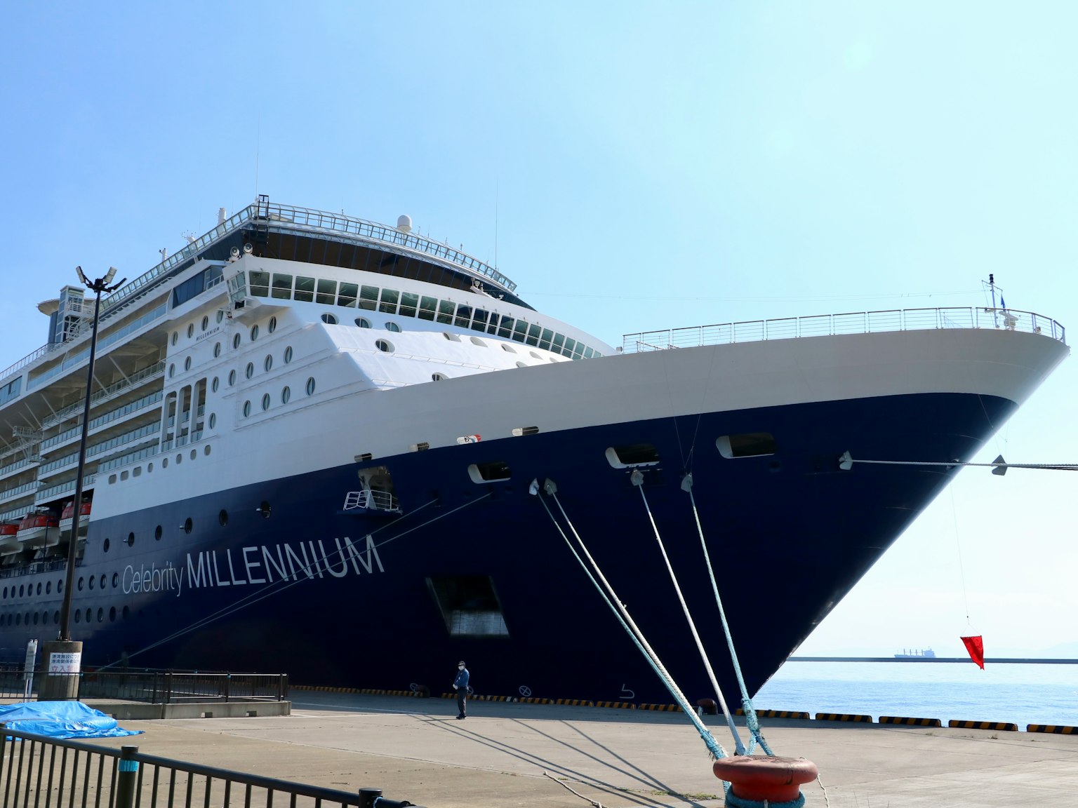 Gran barco de crucero Millennium atracado en el puerto