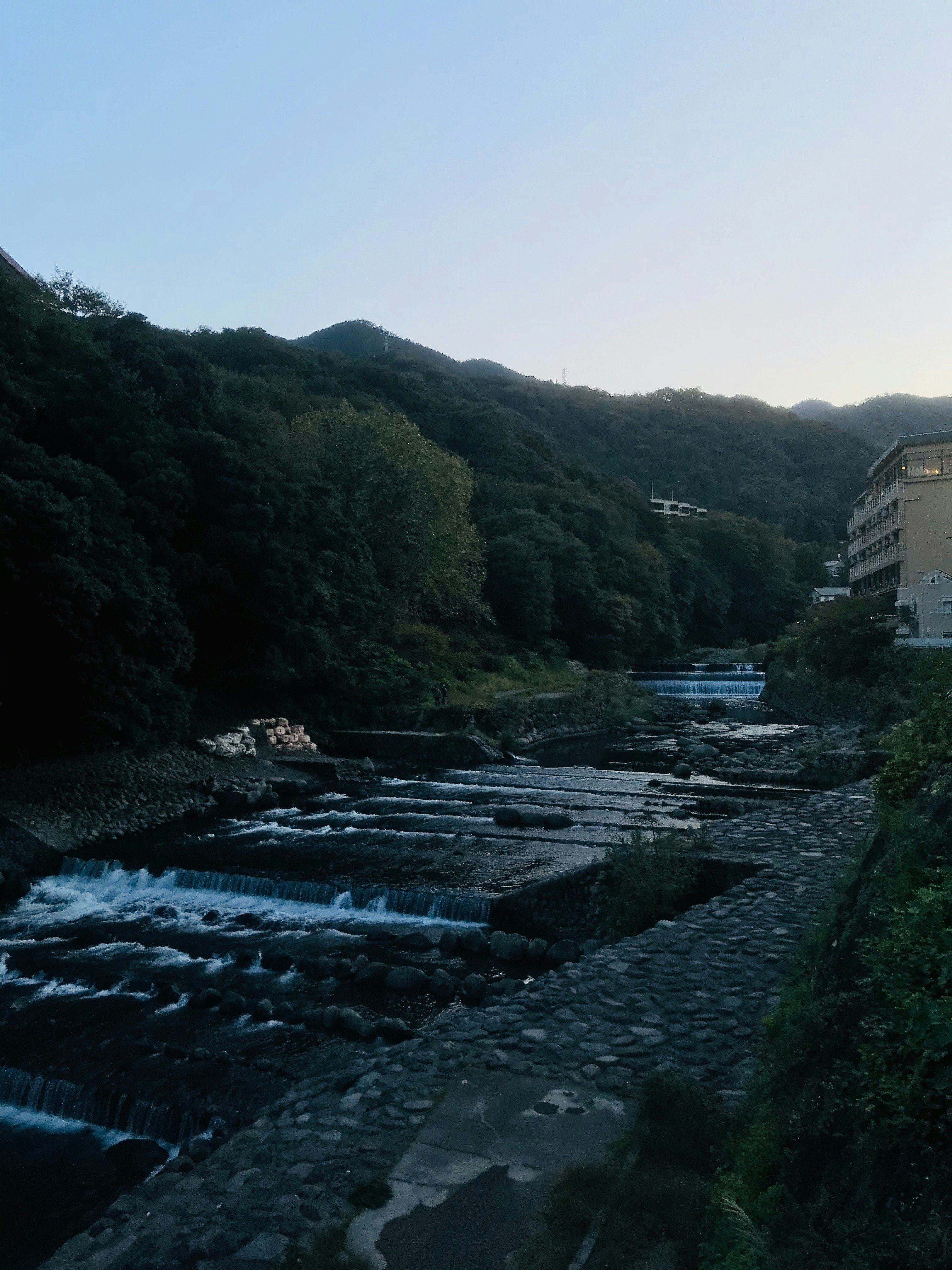 箱根湯本霧氣中的河畔石徑與山稜