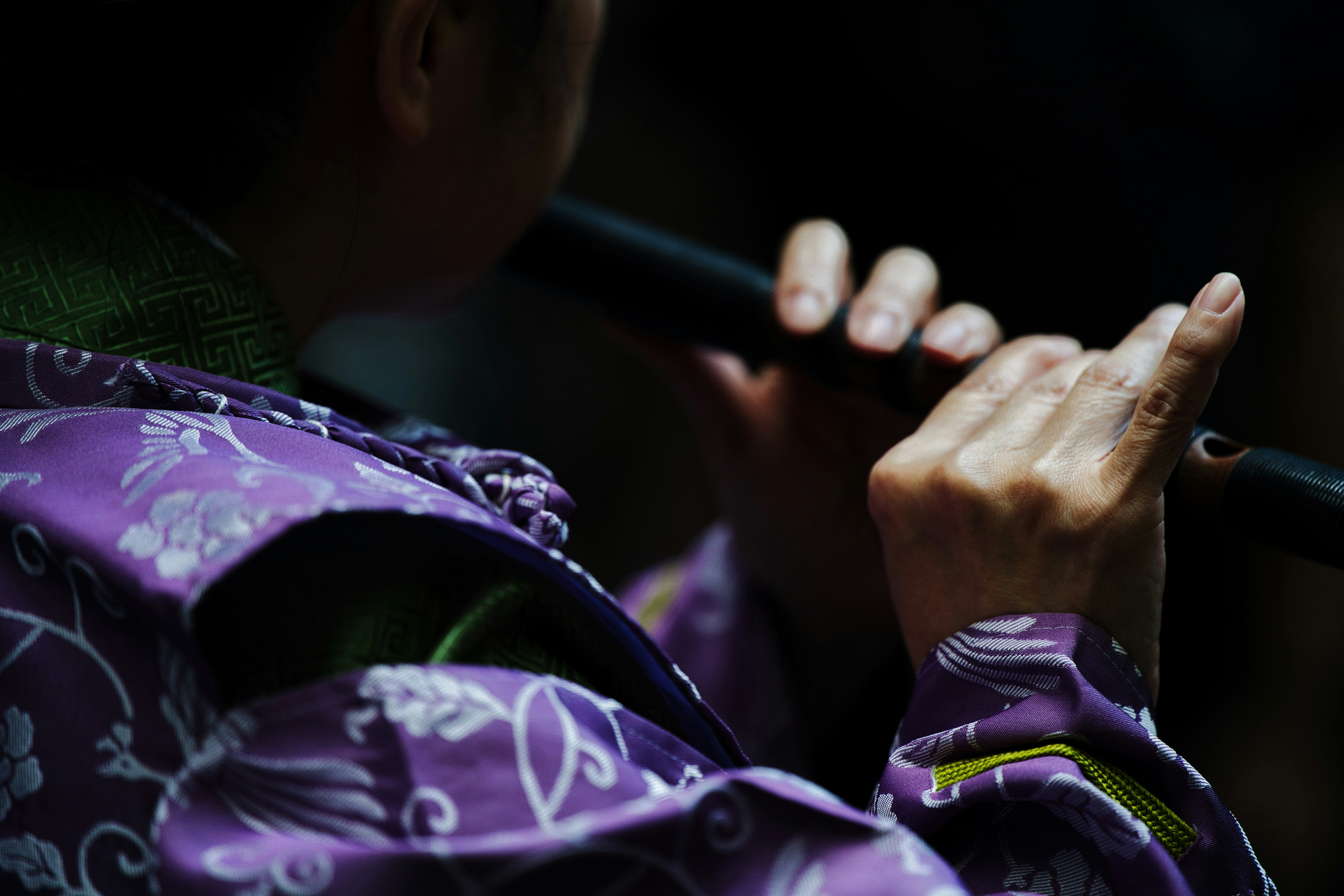 紫の着物の衣装で横笛を構える斎宮行列の演者