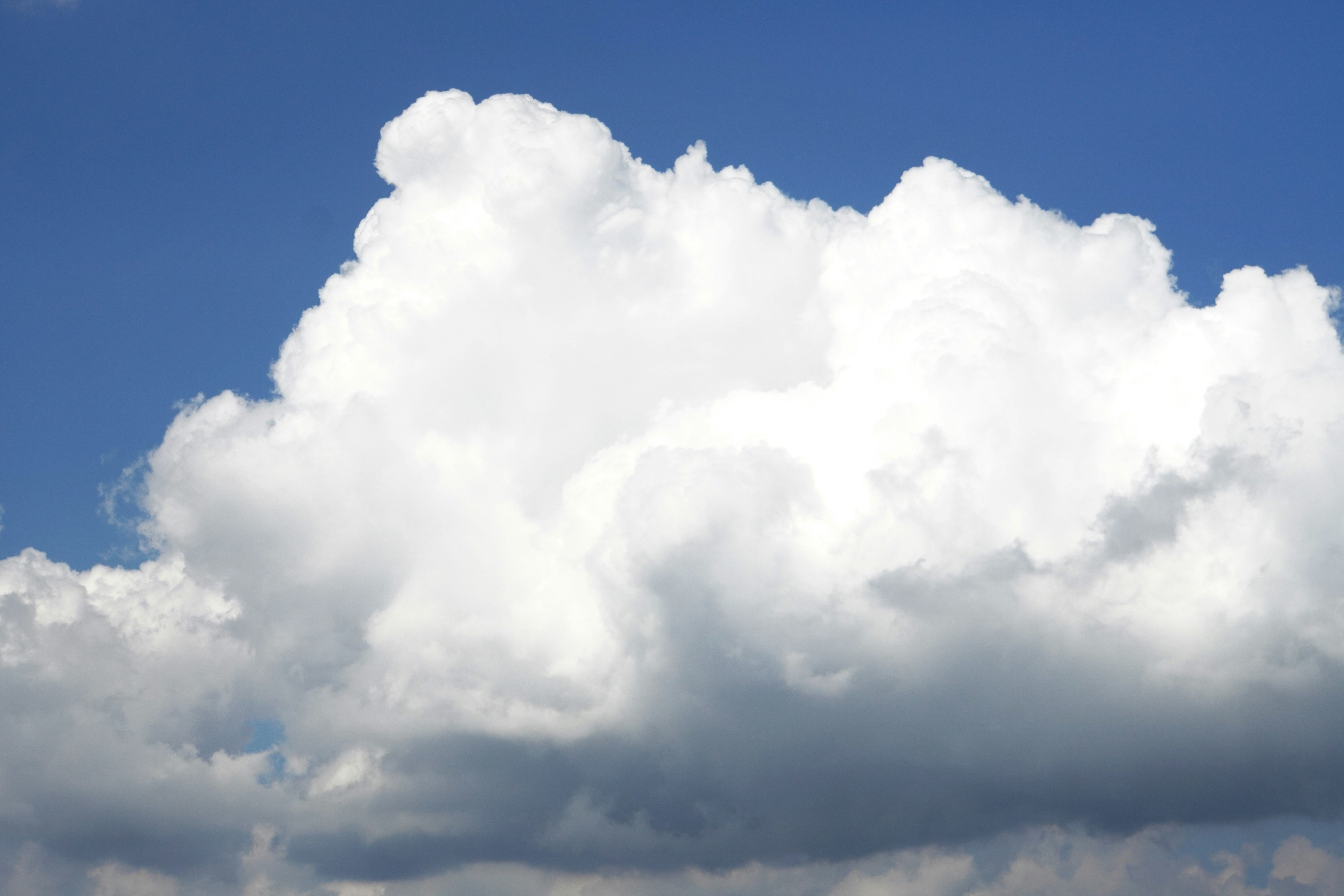 awan kumulus besar menjulang di langit biru