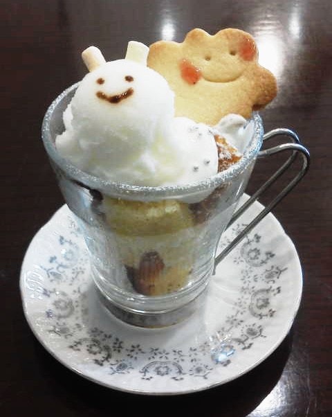 うさぎとハートのクッキーがのったパフェ