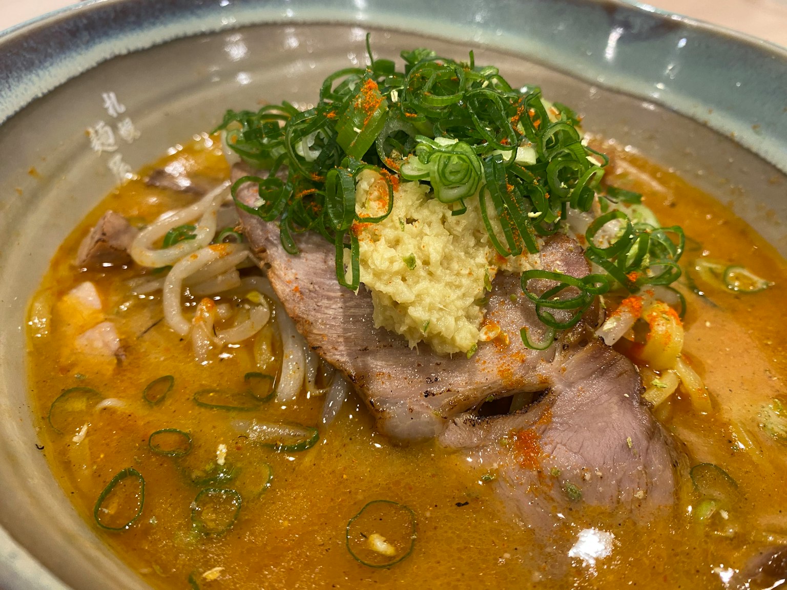 Mì ramen ngon với hành lá và gừng trong nước dùng đậm đà