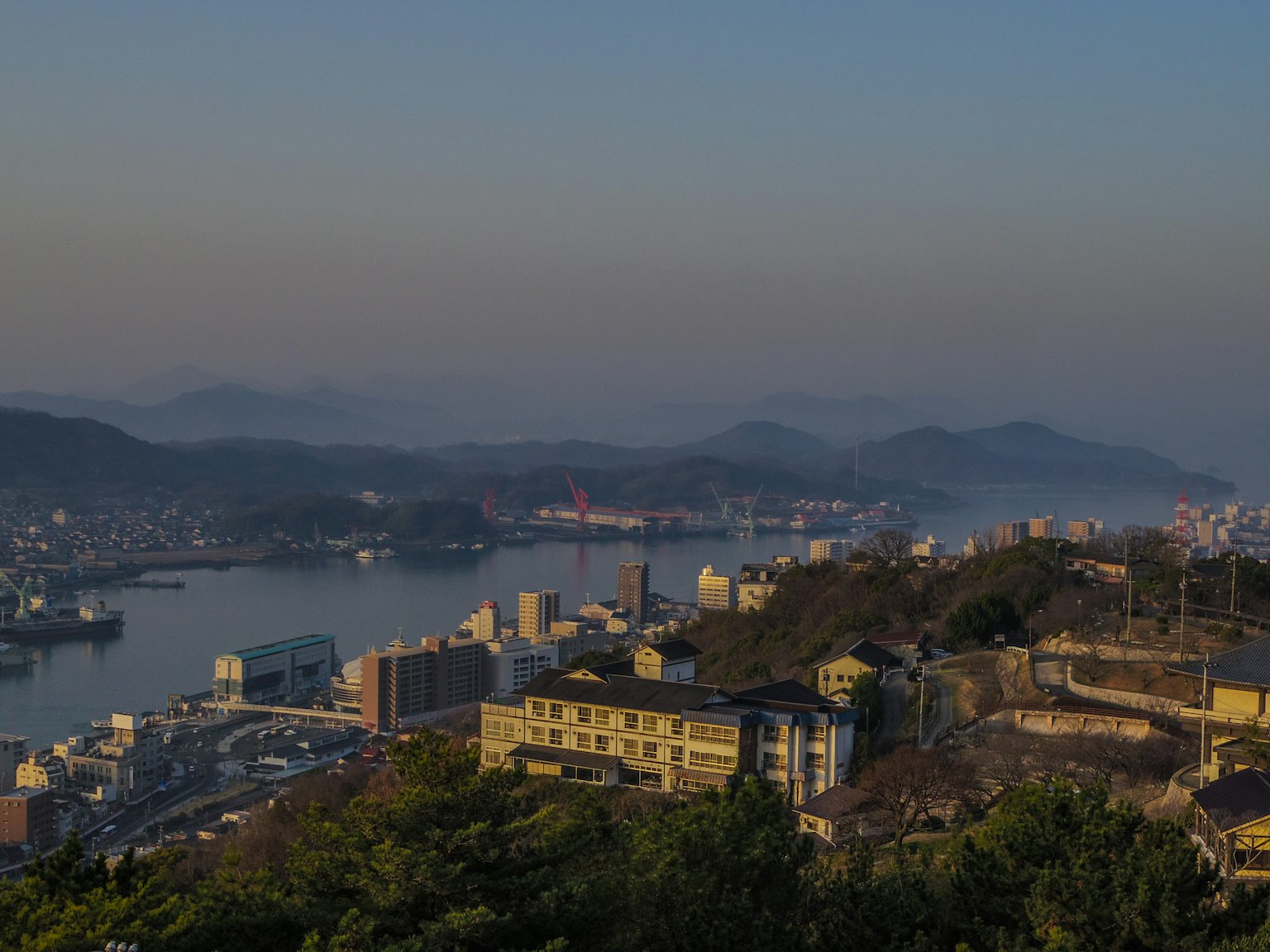 港口城市的风景与背景中的山丘