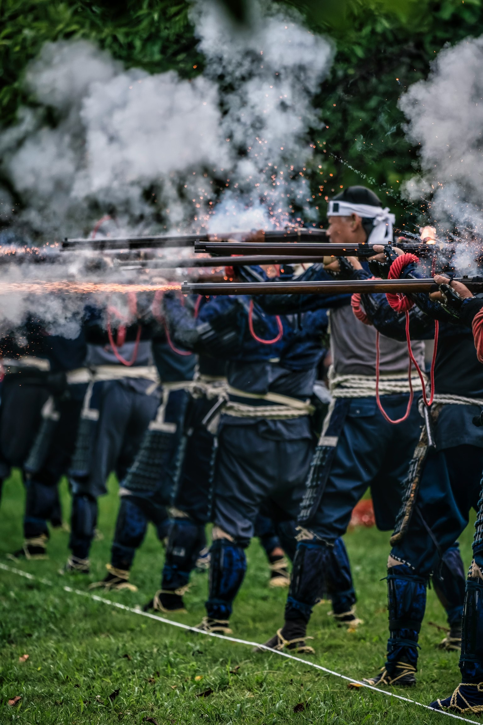 Samurai bắn súng với khói bay lên trong một buổi tái hiện lịch sử