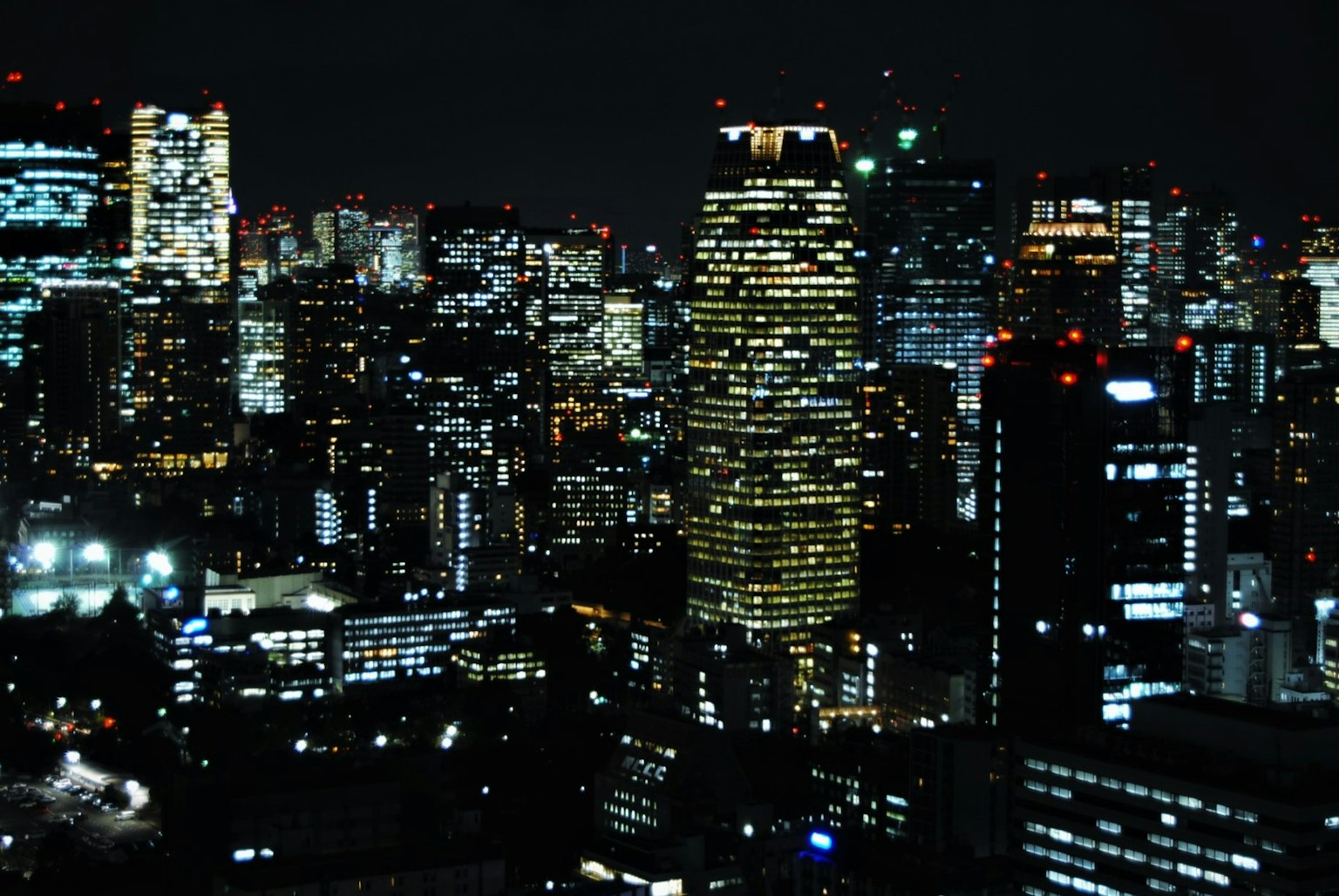 Vue nocturne d'une ligne d'horizon de ville avec des gratte-ciels illuminés