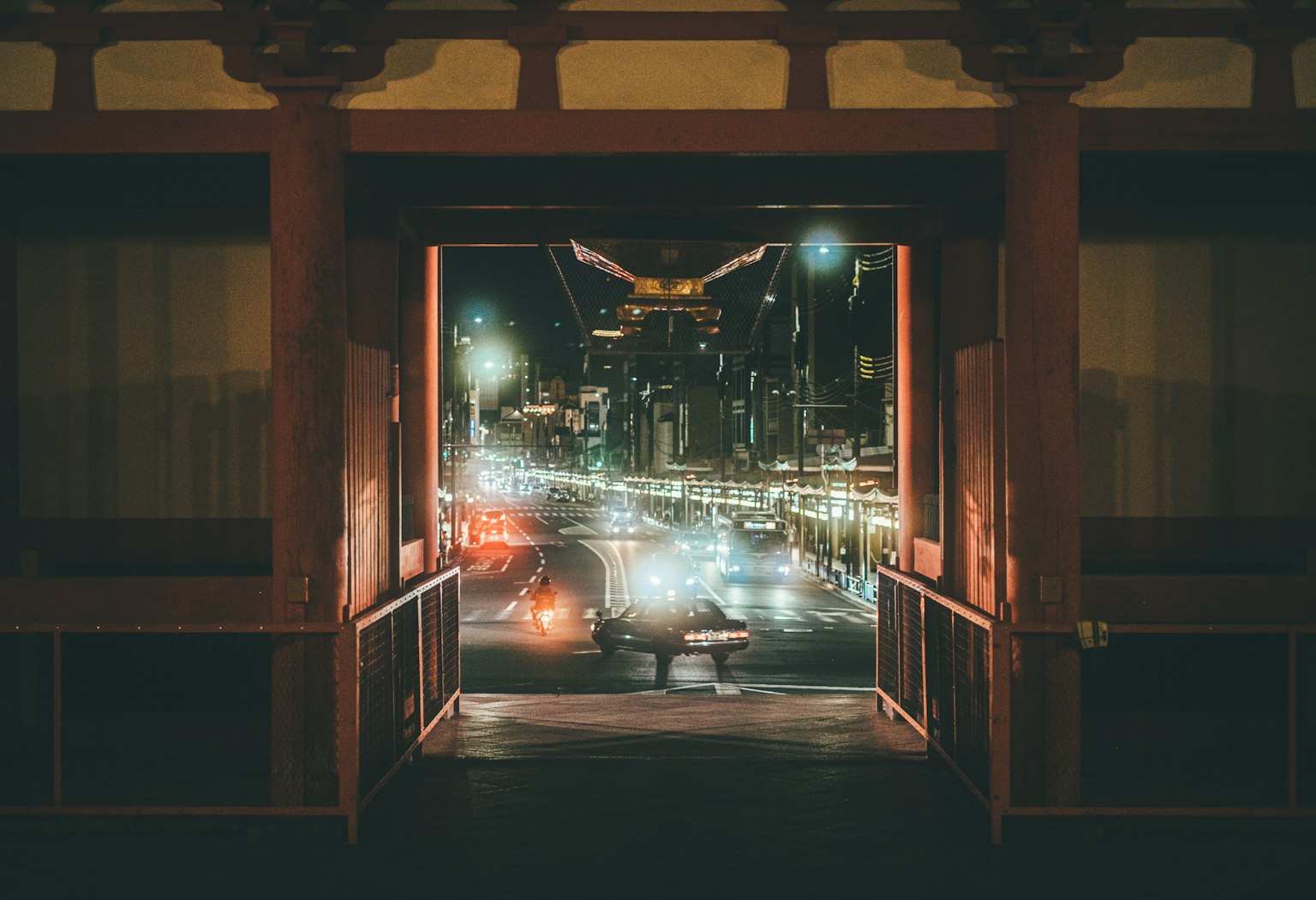 俯瞰夜景的传统日本建筑入口