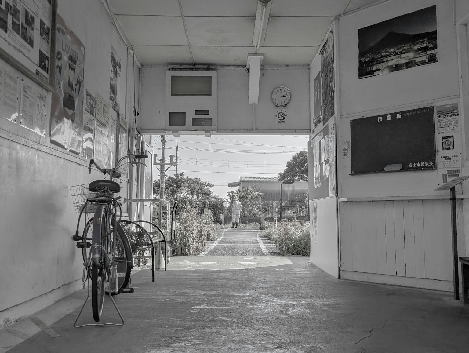 Vista interna di una sala d'attesa della stazione con una bicicletta Foto in bianco e nero che trasmette un'atmosfera tranquilla