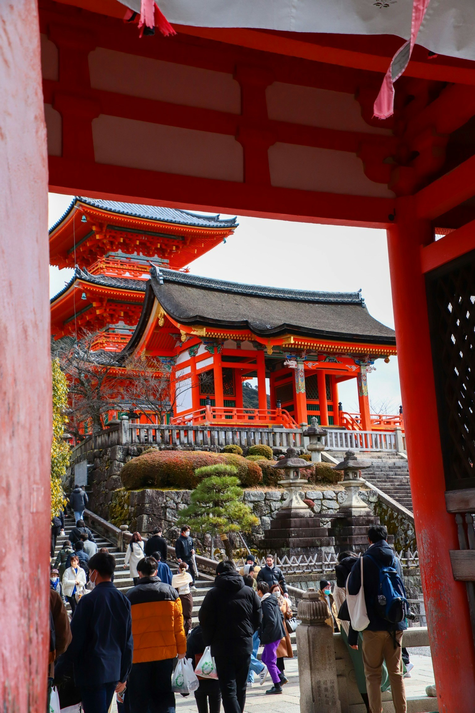 Kiyomizu-dera Tempel mit roten Strukturen und Touristen