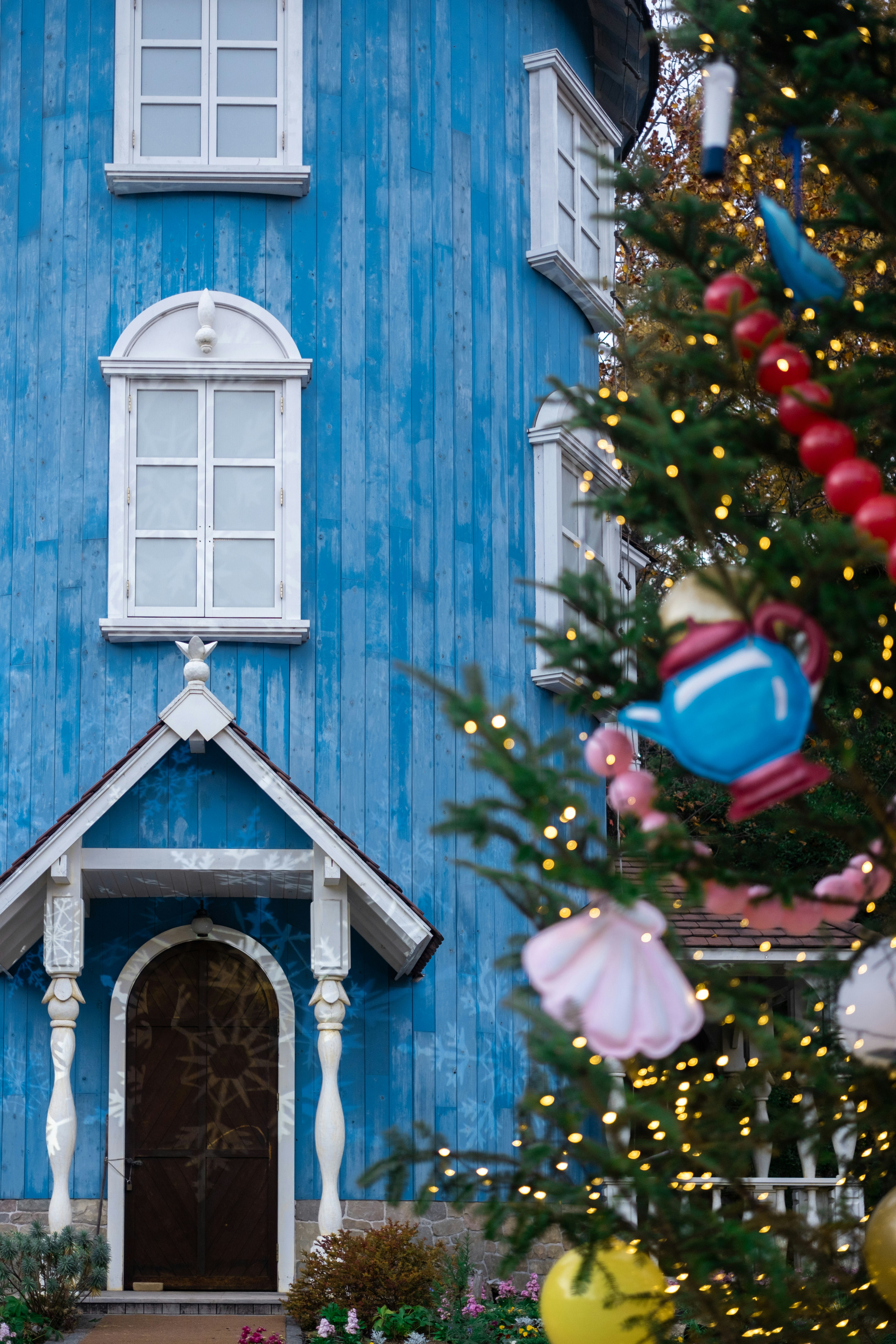 青い外壁の家の玄関とクリスマスツリーの飾り画像
