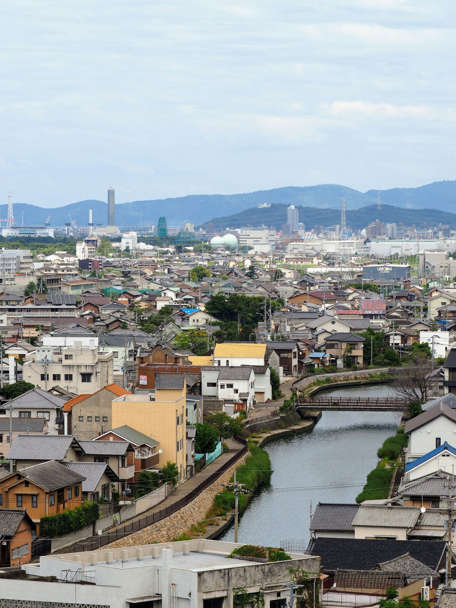 ทิวทัศน์เมืองที่มีพื้นที่อยู่อาศัยและแม่น้ำ