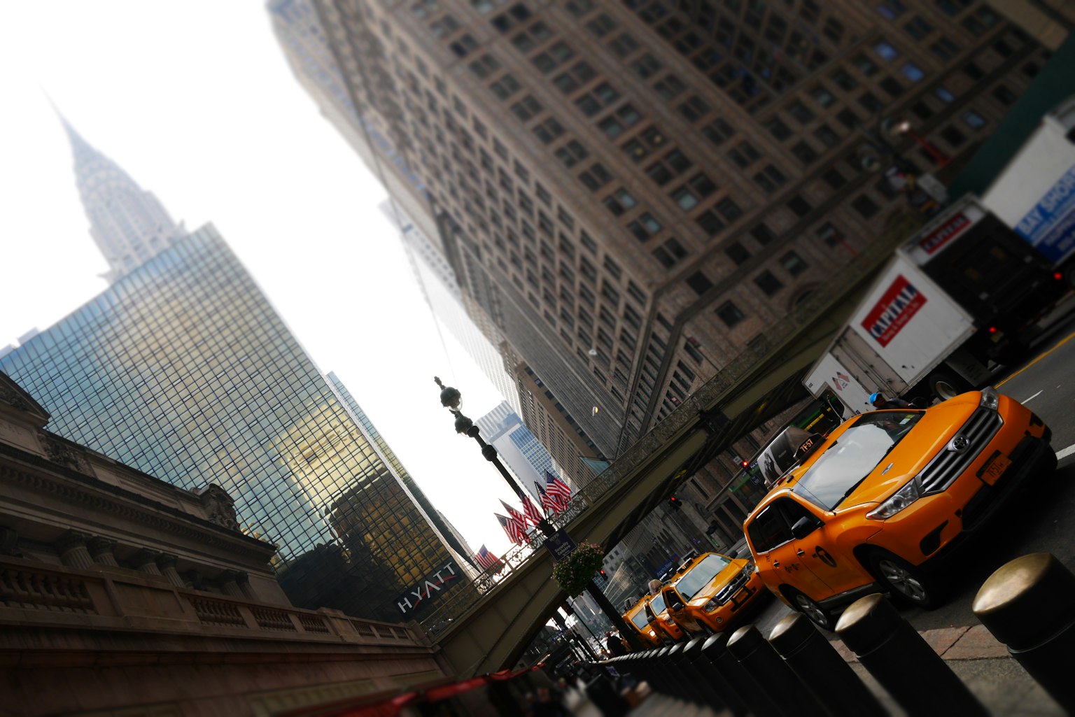 Paisaje urbano de Nueva York con taxis amarillos y rascacielos
