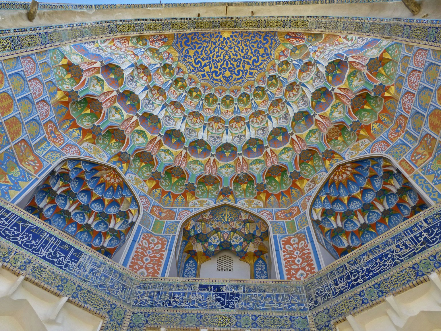 Hermosa decoración del techo de la mezquita con azulejos vibrantes y patrones geométricos