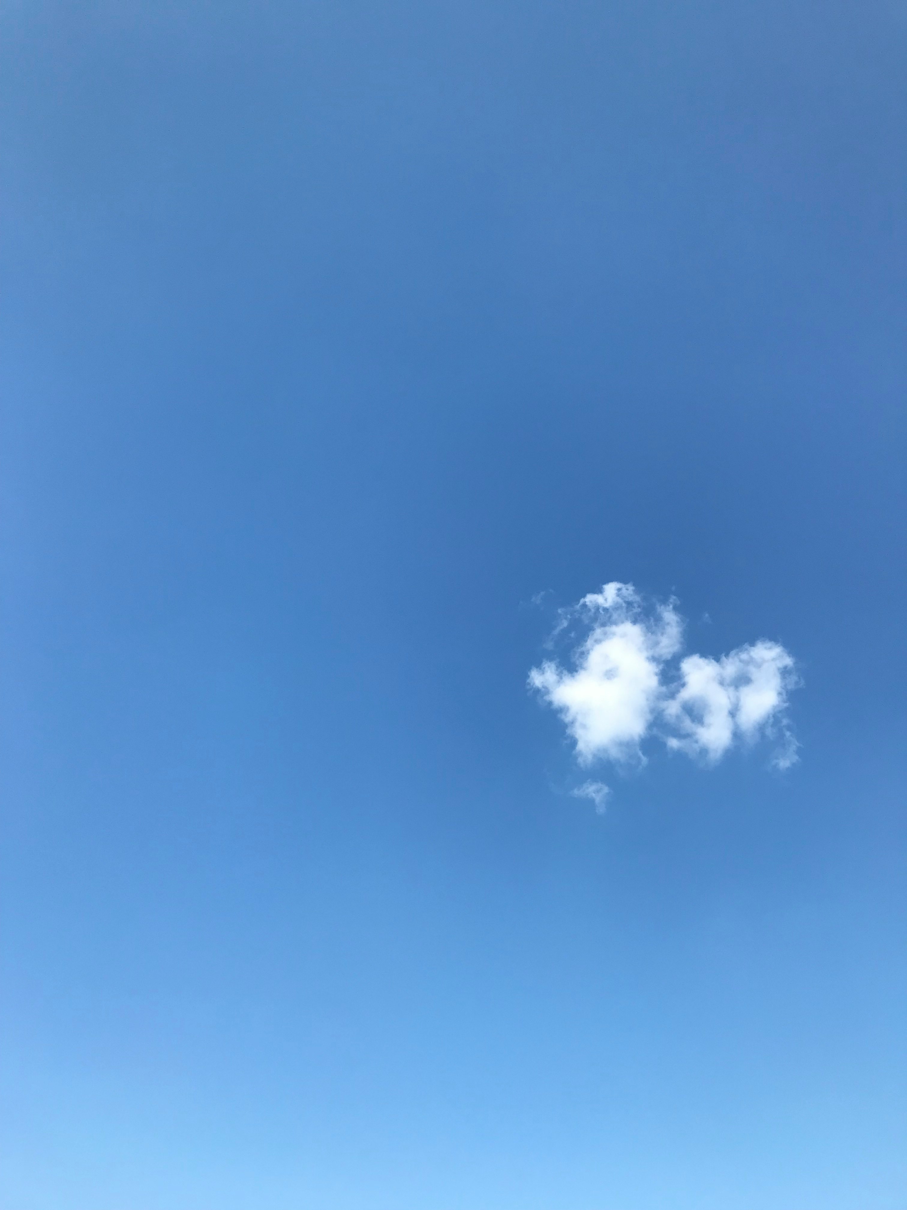 晴朗的藍天與一小朵雲