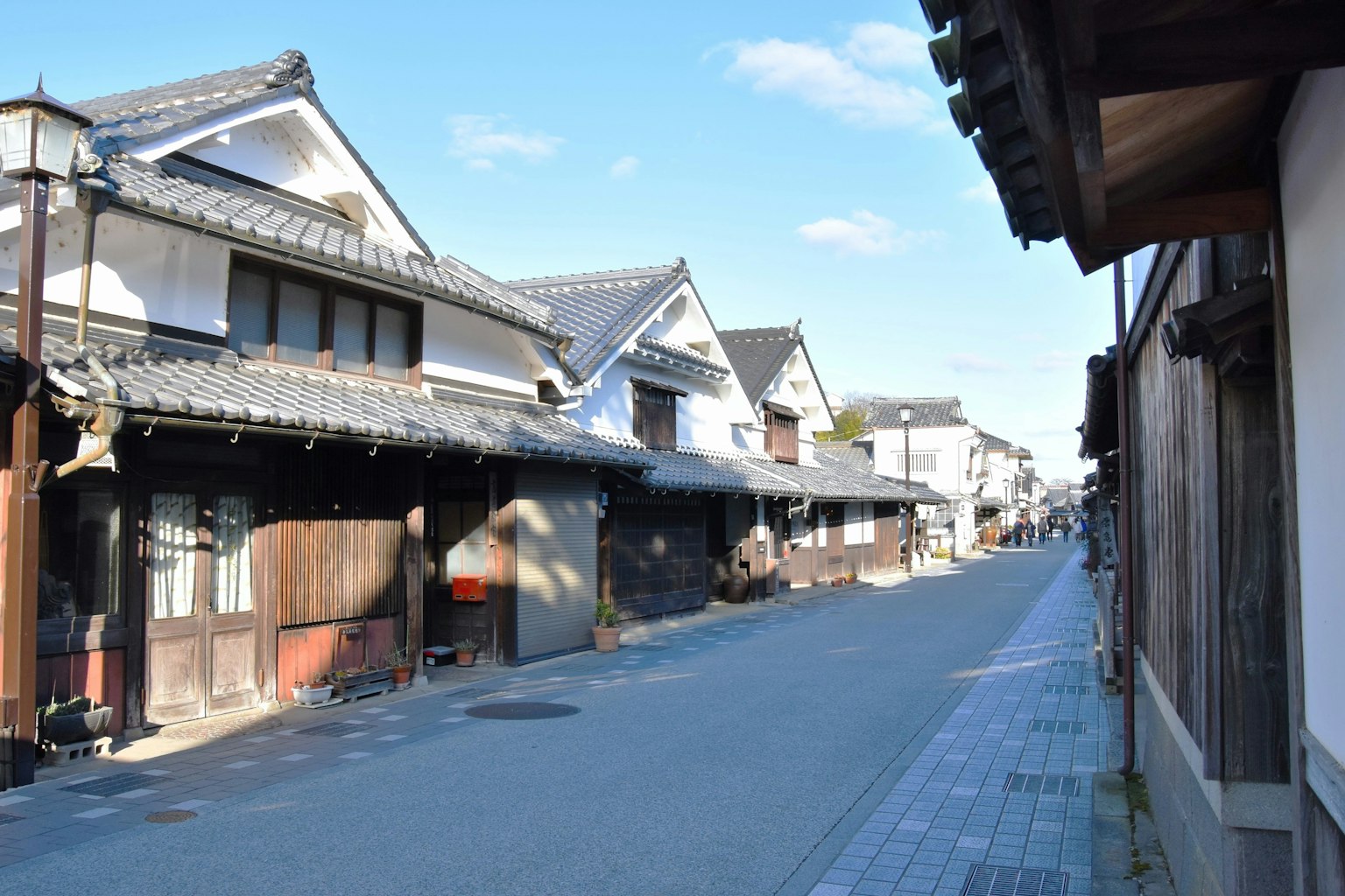 傳統日本街景，古老的房屋和寧靜的道路