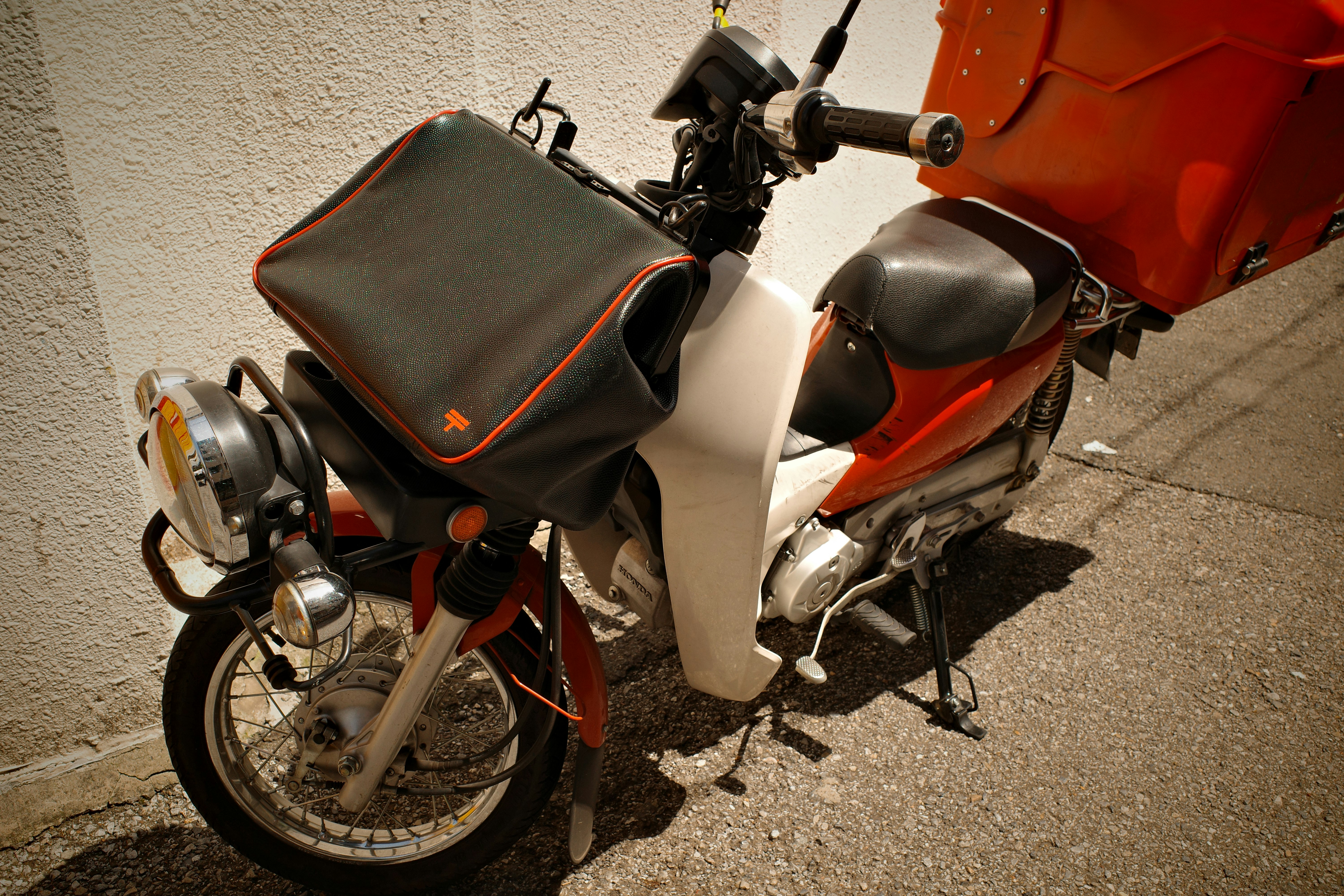 sepeda motor diparkir di sepanjang dinding gang